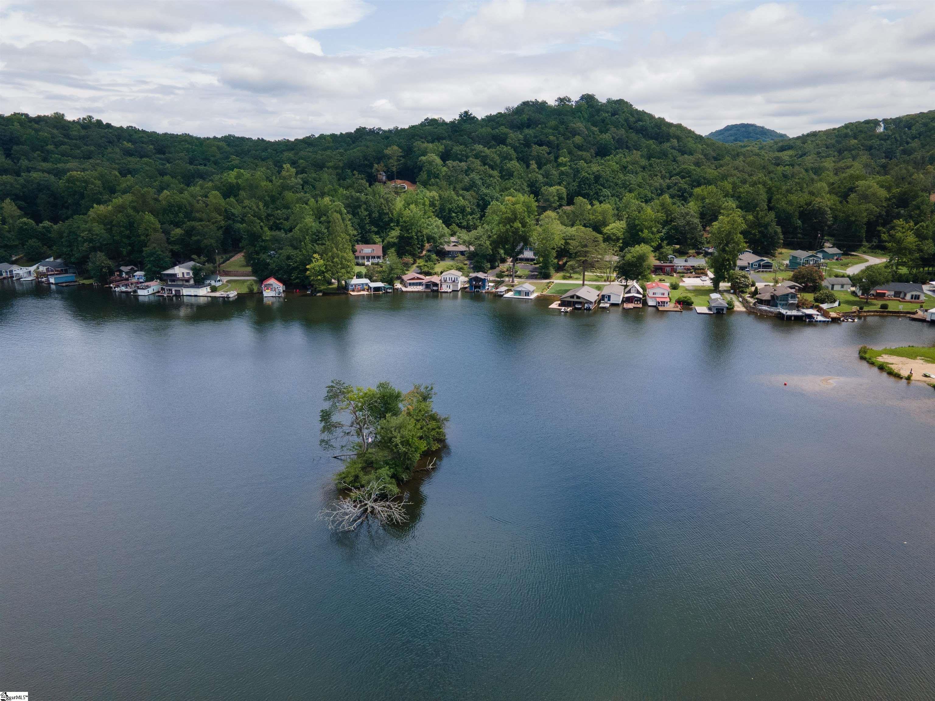 1516 W Lakeshore Drive Landrum, SC 29356