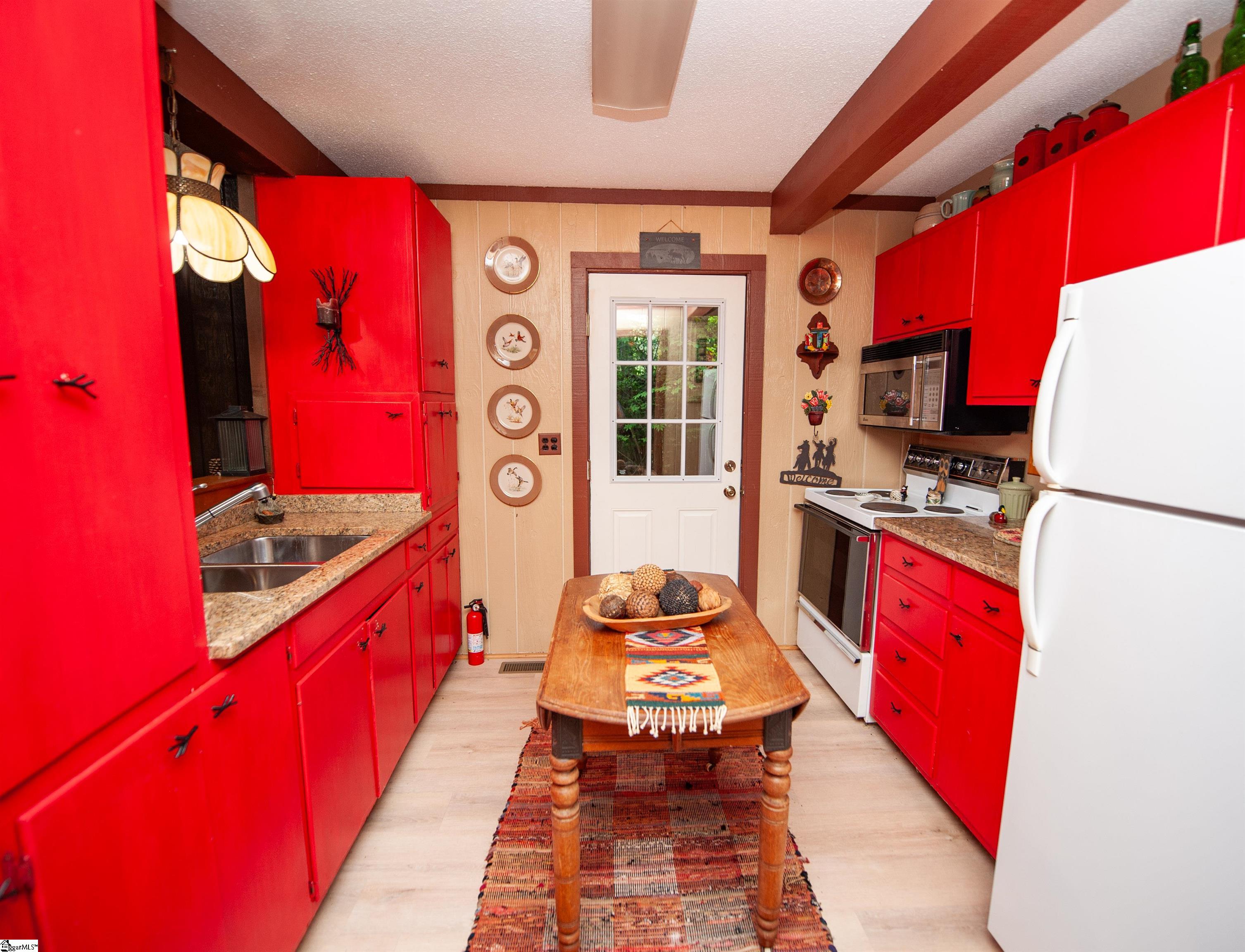 1516 W Lakeshore Drive Landrum, SC 29356