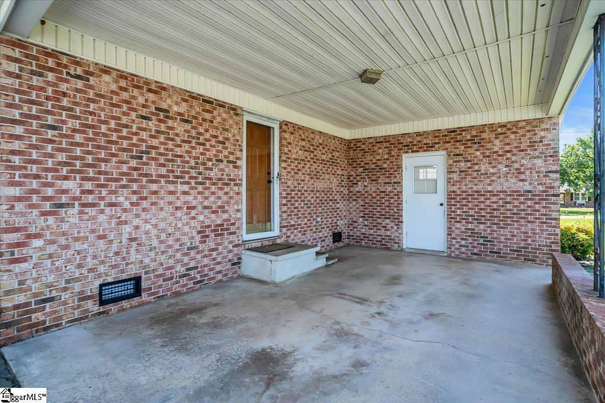 207 Lynn Avenue Laurens, SC 29360