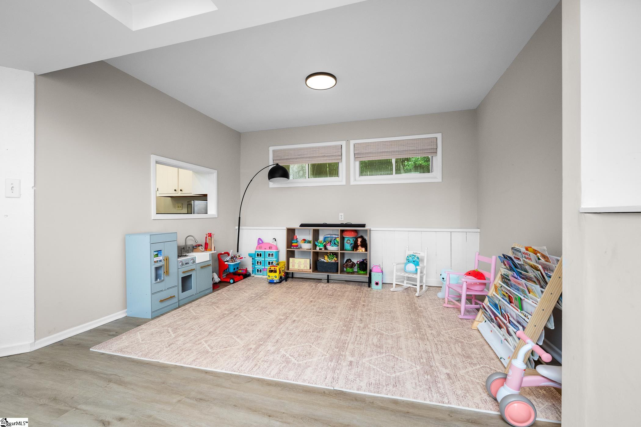 76 Westview Avenue Greenville, SC 29609-4740