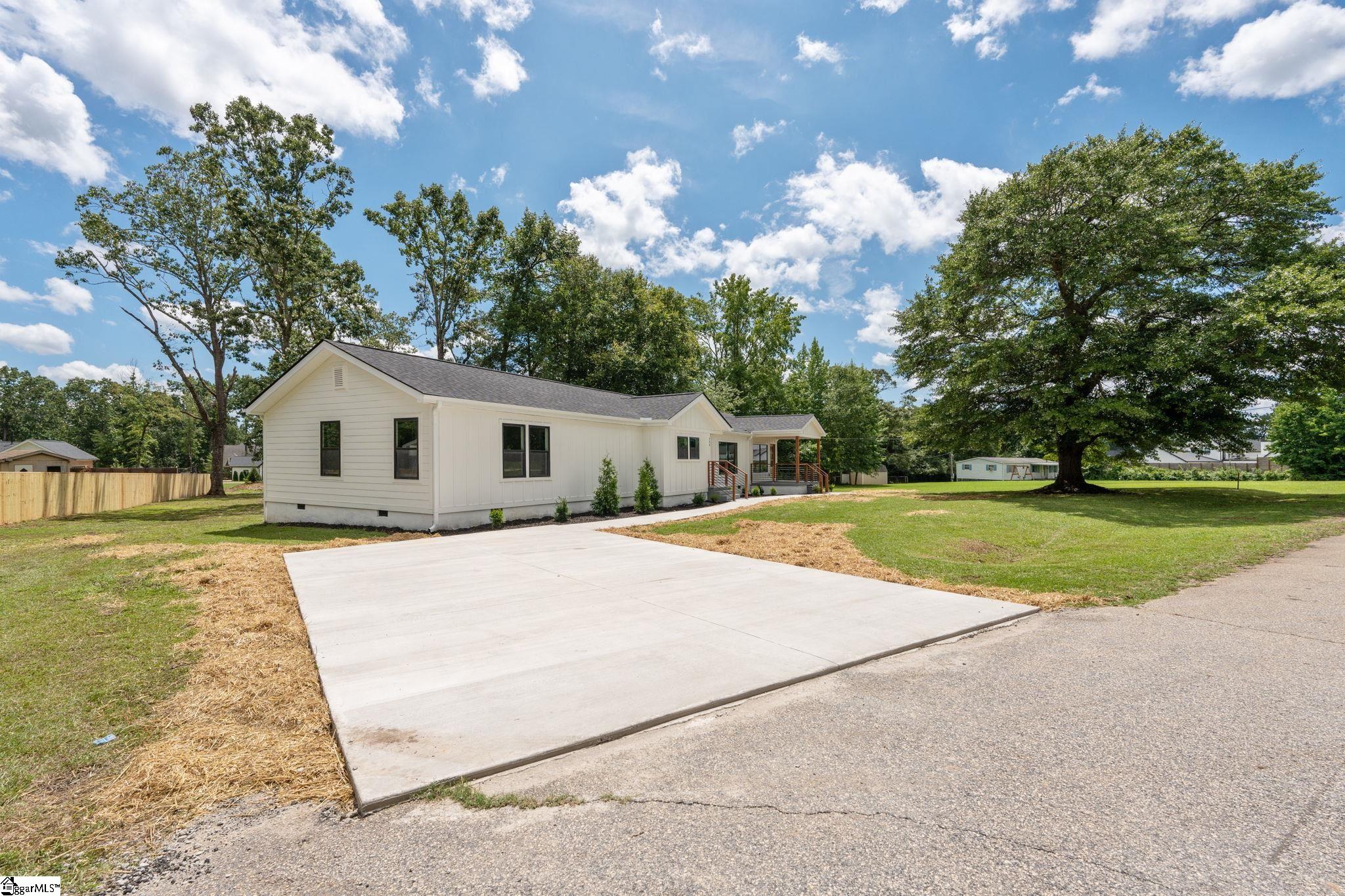 124 Edwards Circle Simpsonville, SC 29681