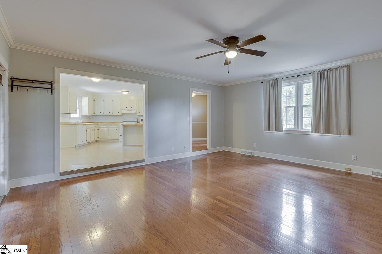 127 Country Glen Pelzer, SC 29669