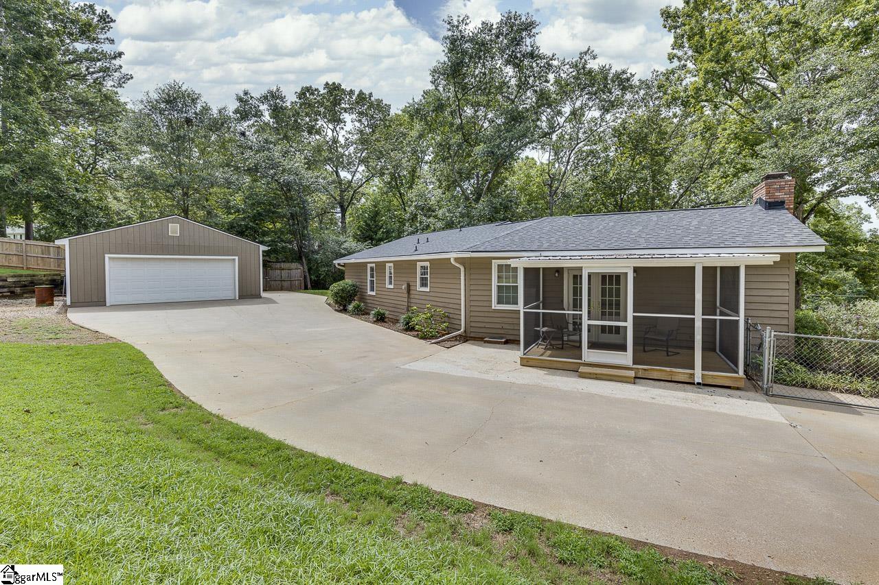 127 Country Glen Pelzer, SC 29669