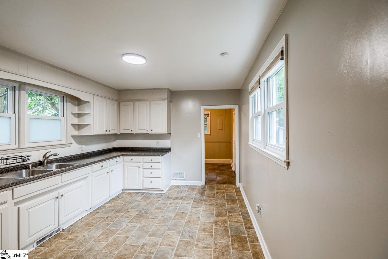 131 S Cleveland Park Drive Spartanburg, SC 29303