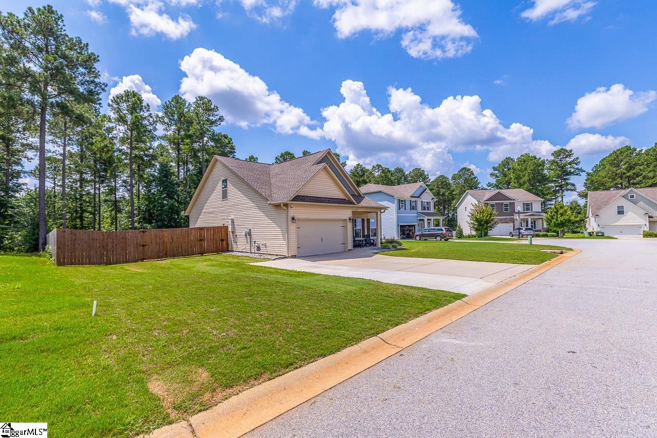 619 Autumn Breeze Walk Inman, SC 29349