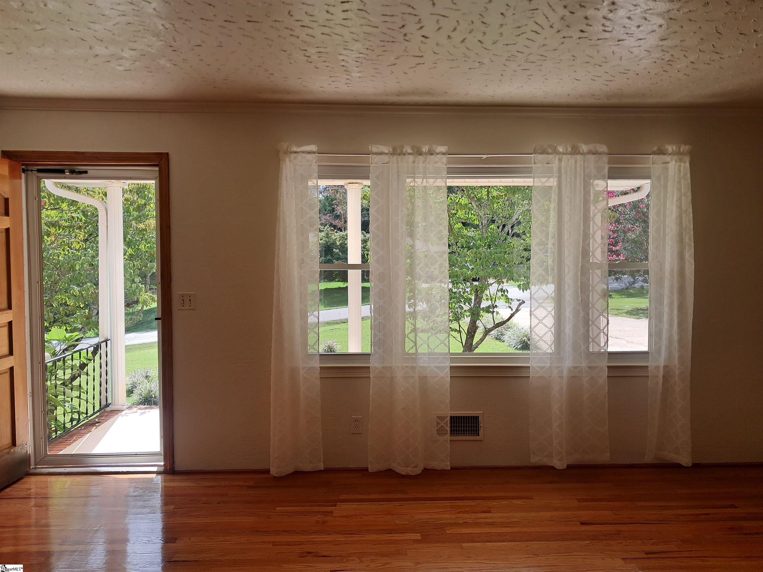 121 Parkdale Drive Greenville, SC 29611