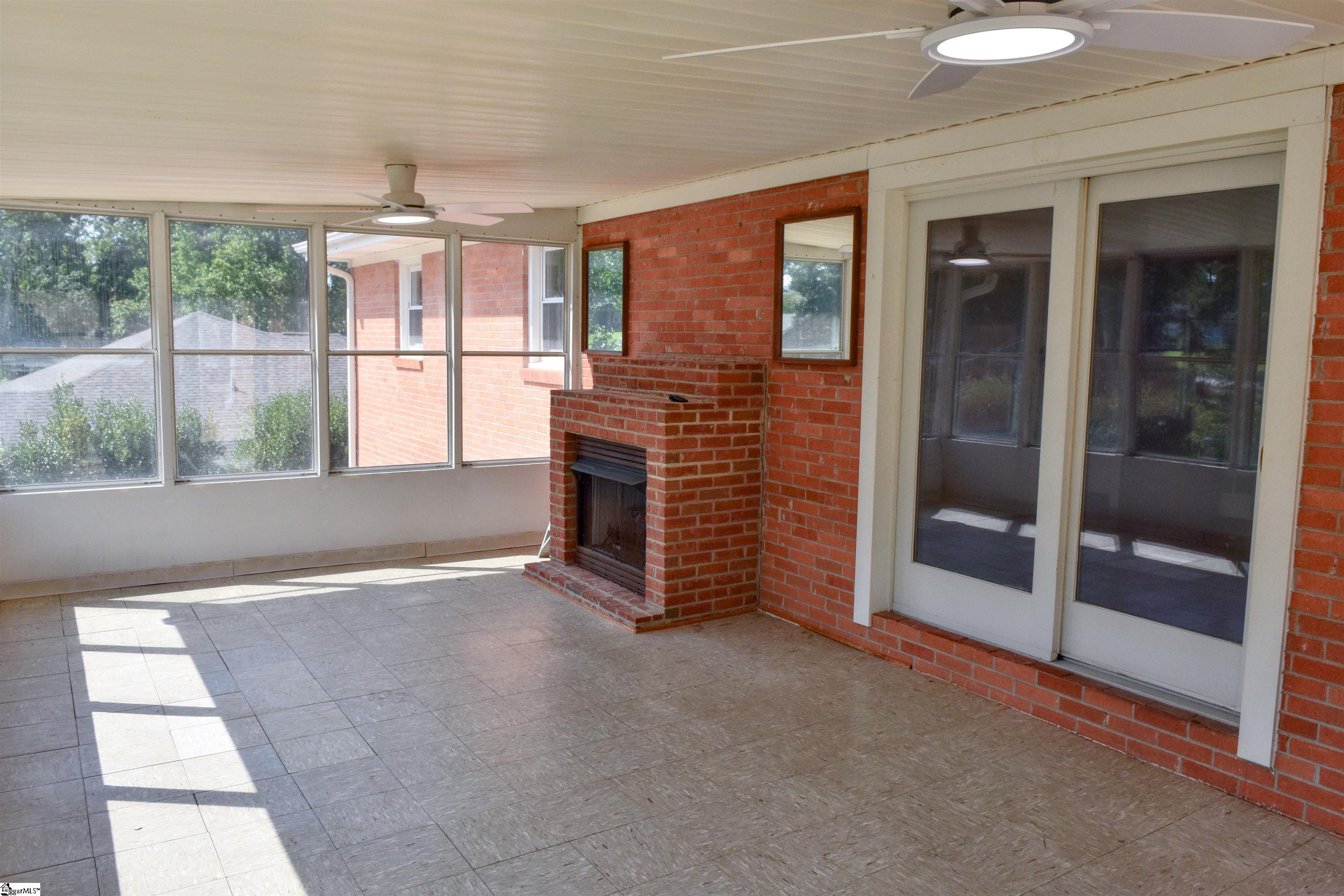 121 Parkdale Drive Greenville, SC 29611