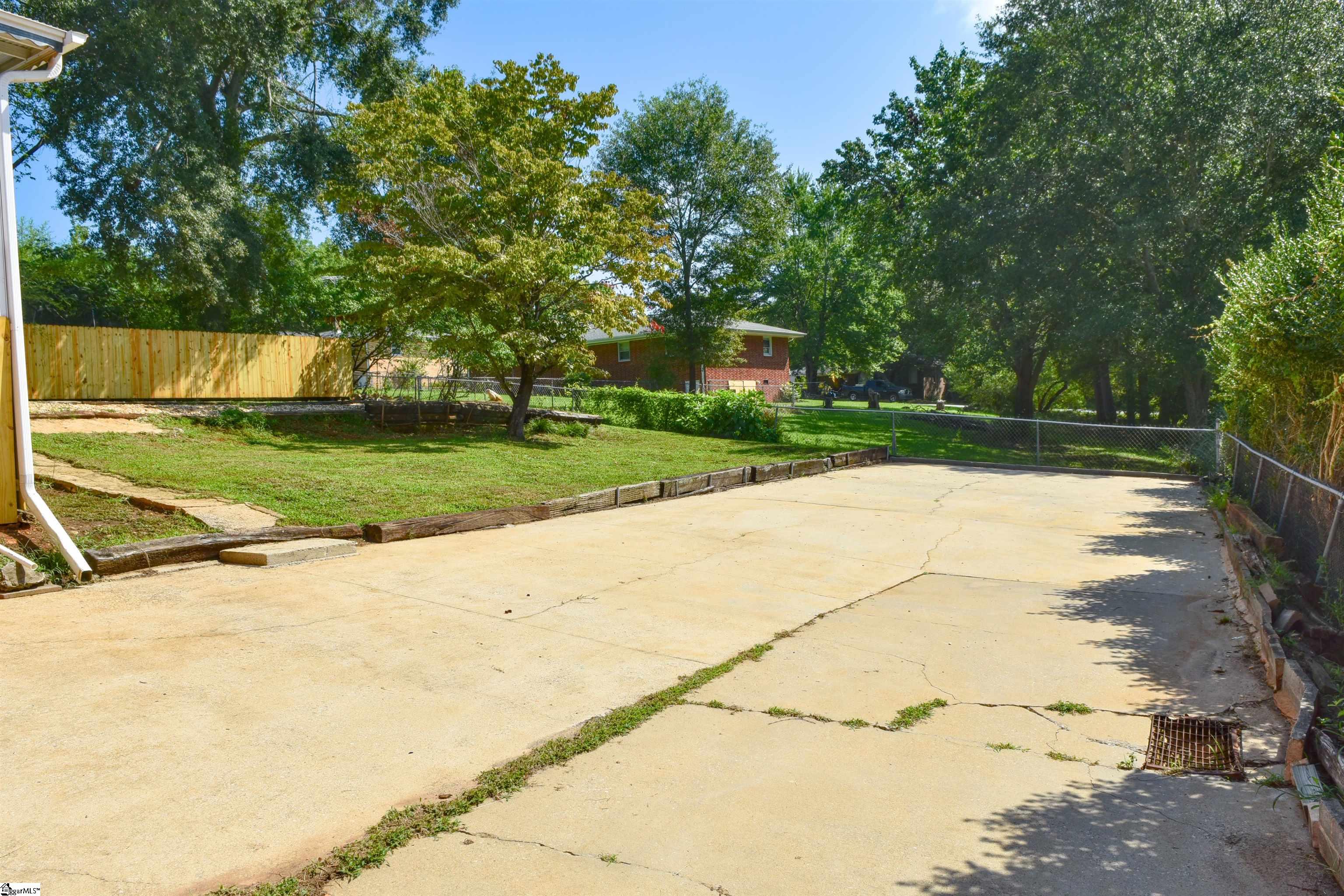 121 Parkdale Drive Greenville, SC 29611