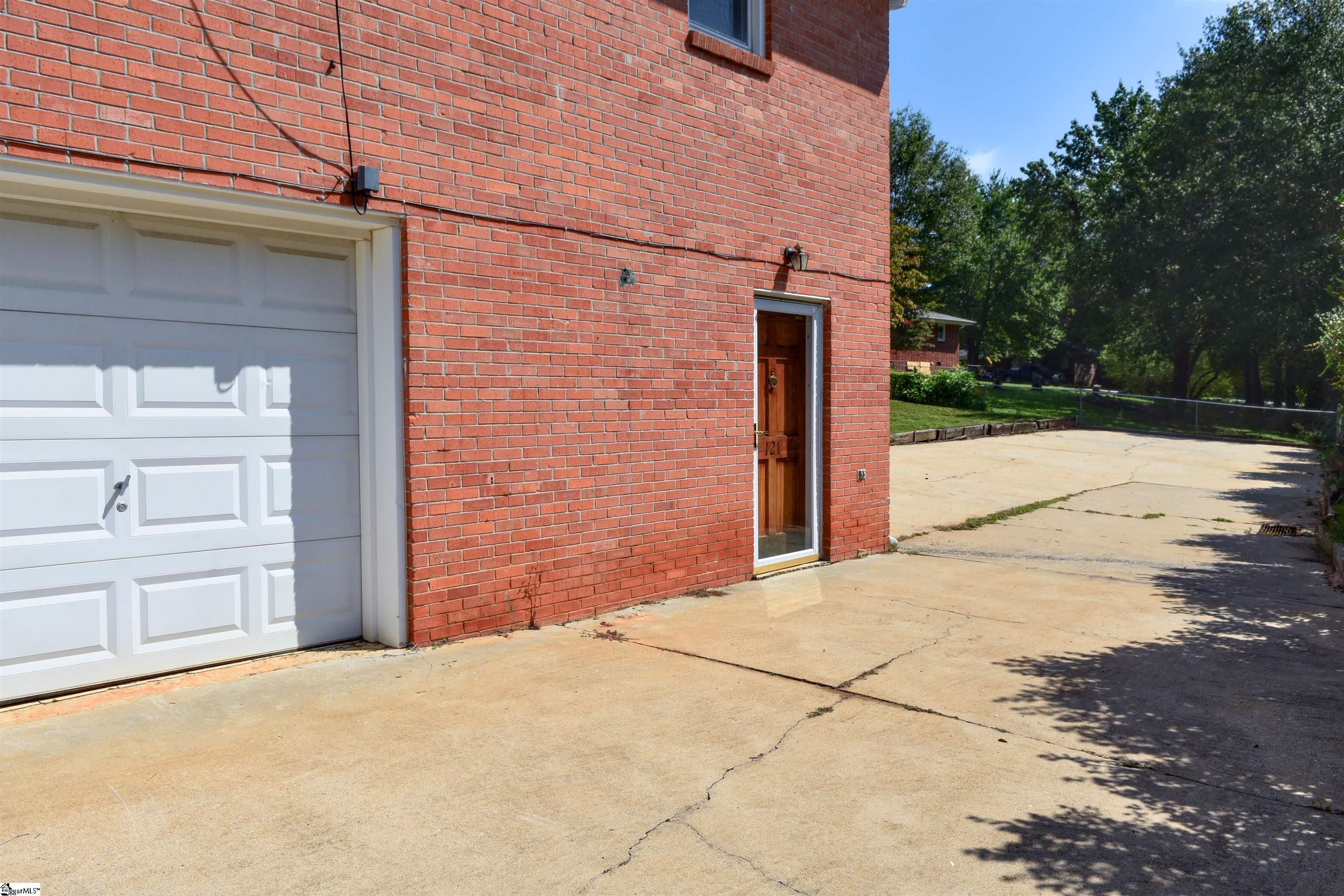 121 Parkdale Drive Greenville, SC 29611