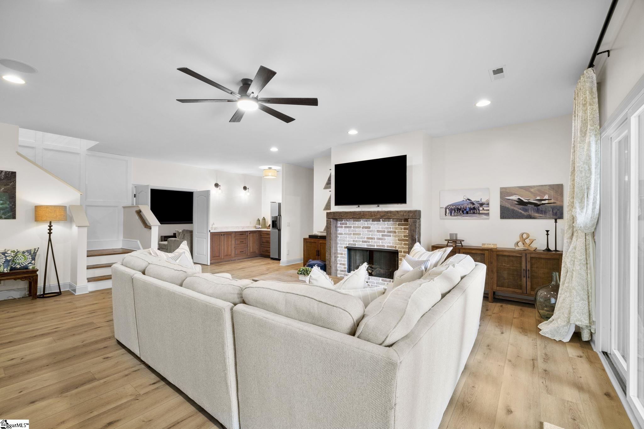 166 South Oak Pointe Drive Seneca, SC 29672