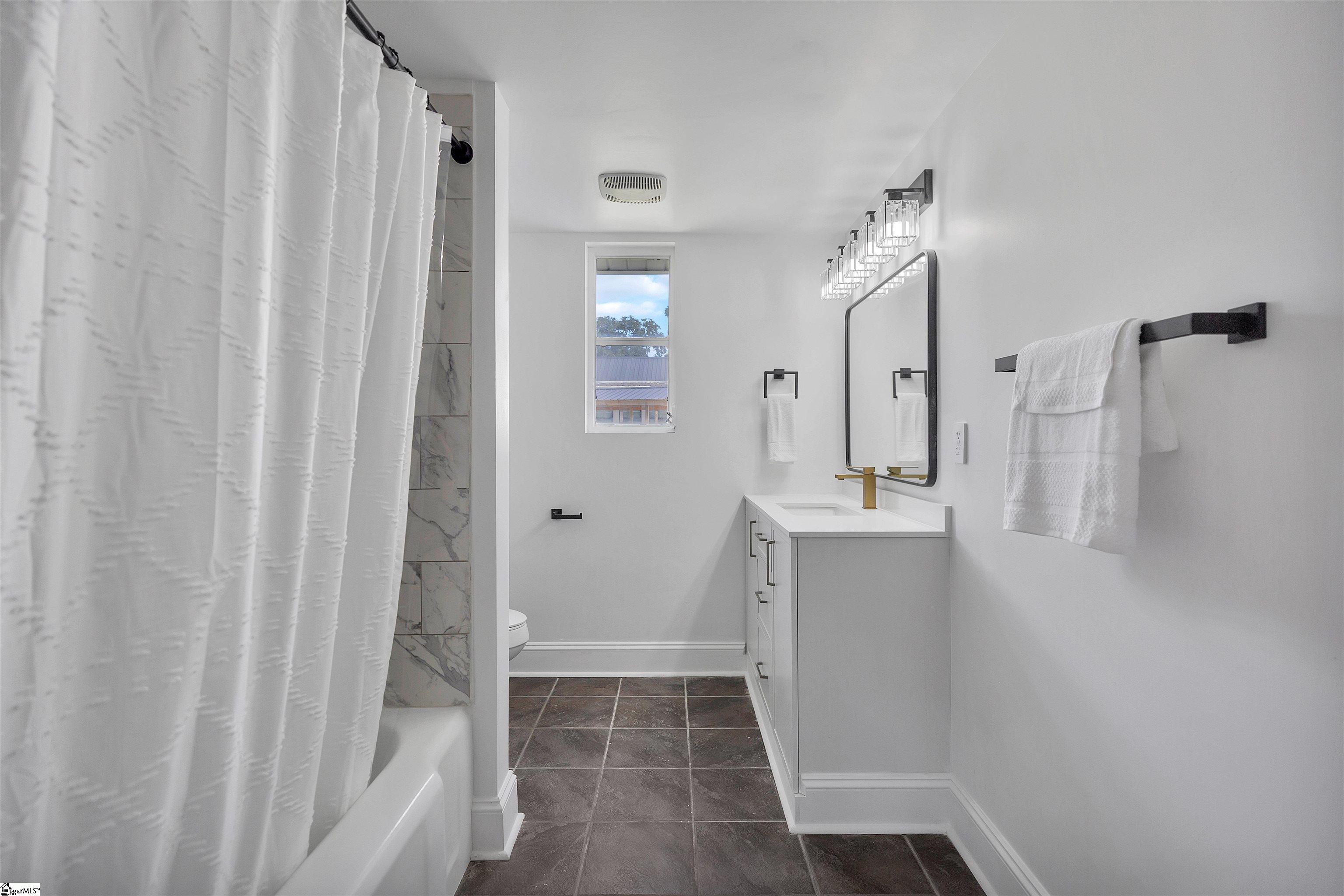 404 Hampton Street Iva, SC 29655