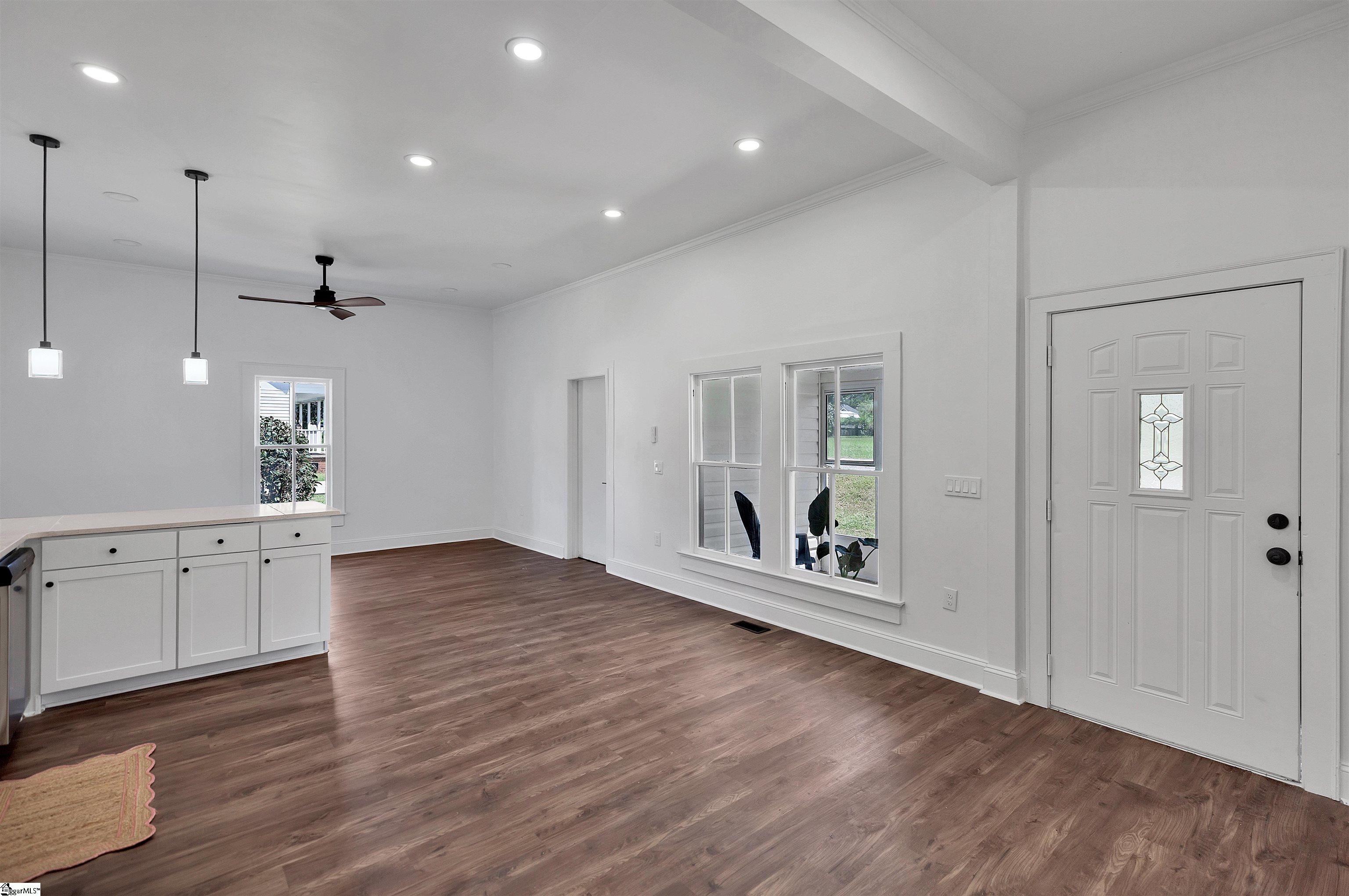 404 Hampton Street Iva, SC 29655