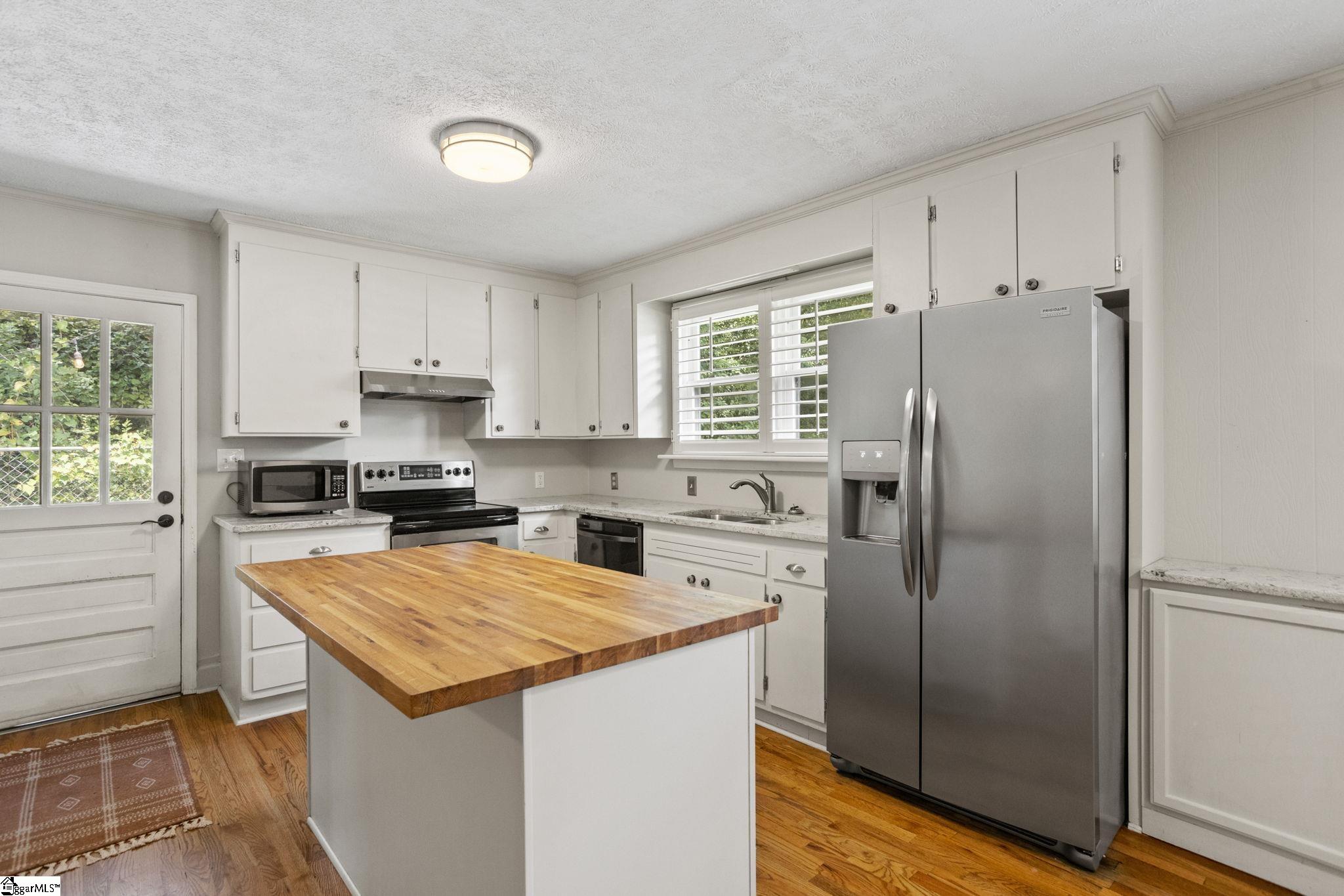 108 Robin Hood Road Greenville, SC 29607