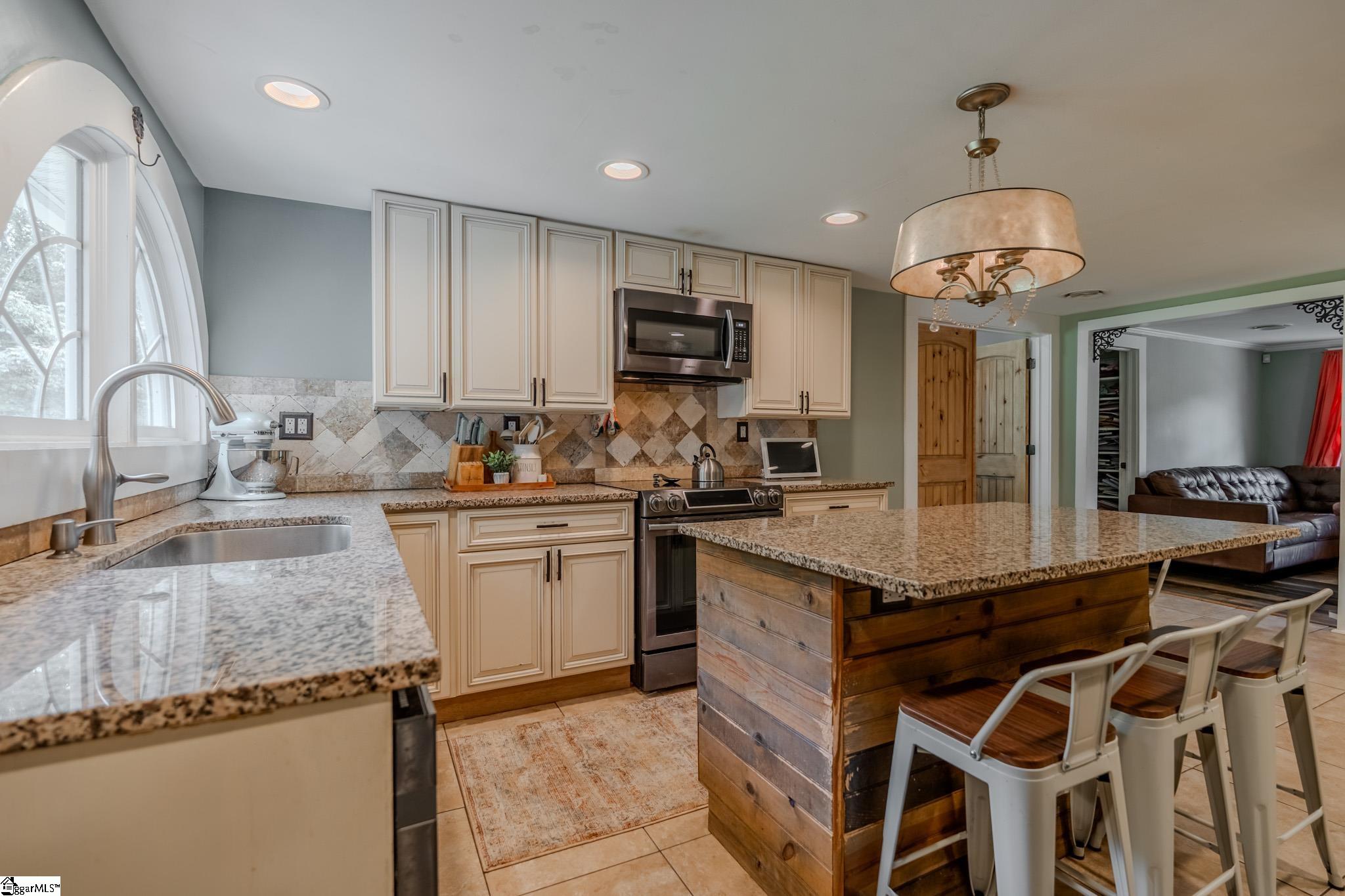 813 E Main Street Taylors, SC 29687-5229