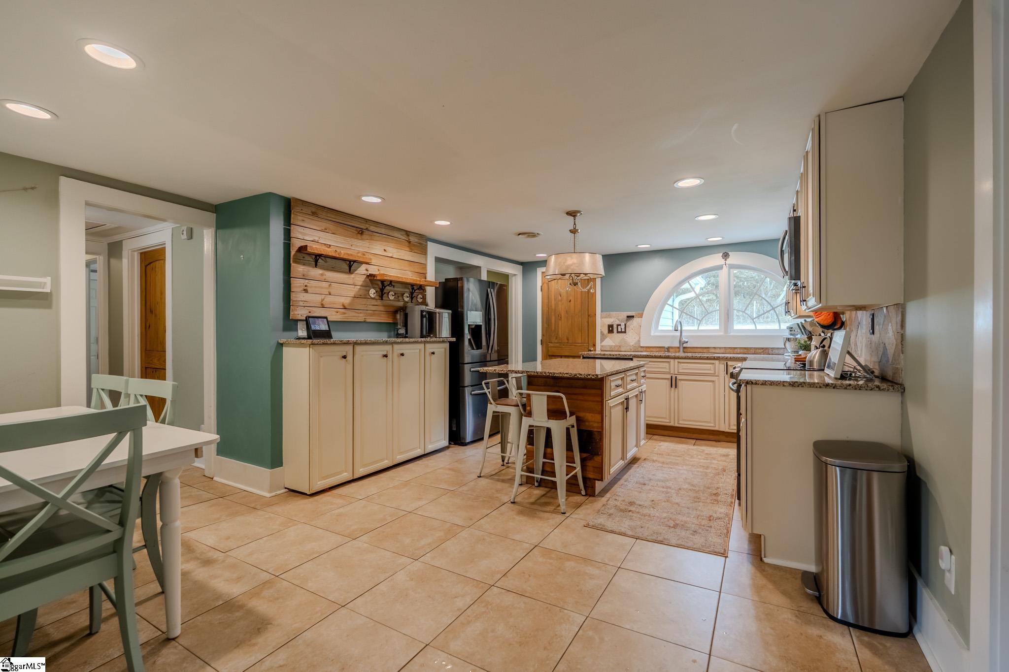 813 E Main Street Taylors, SC 29687-5229