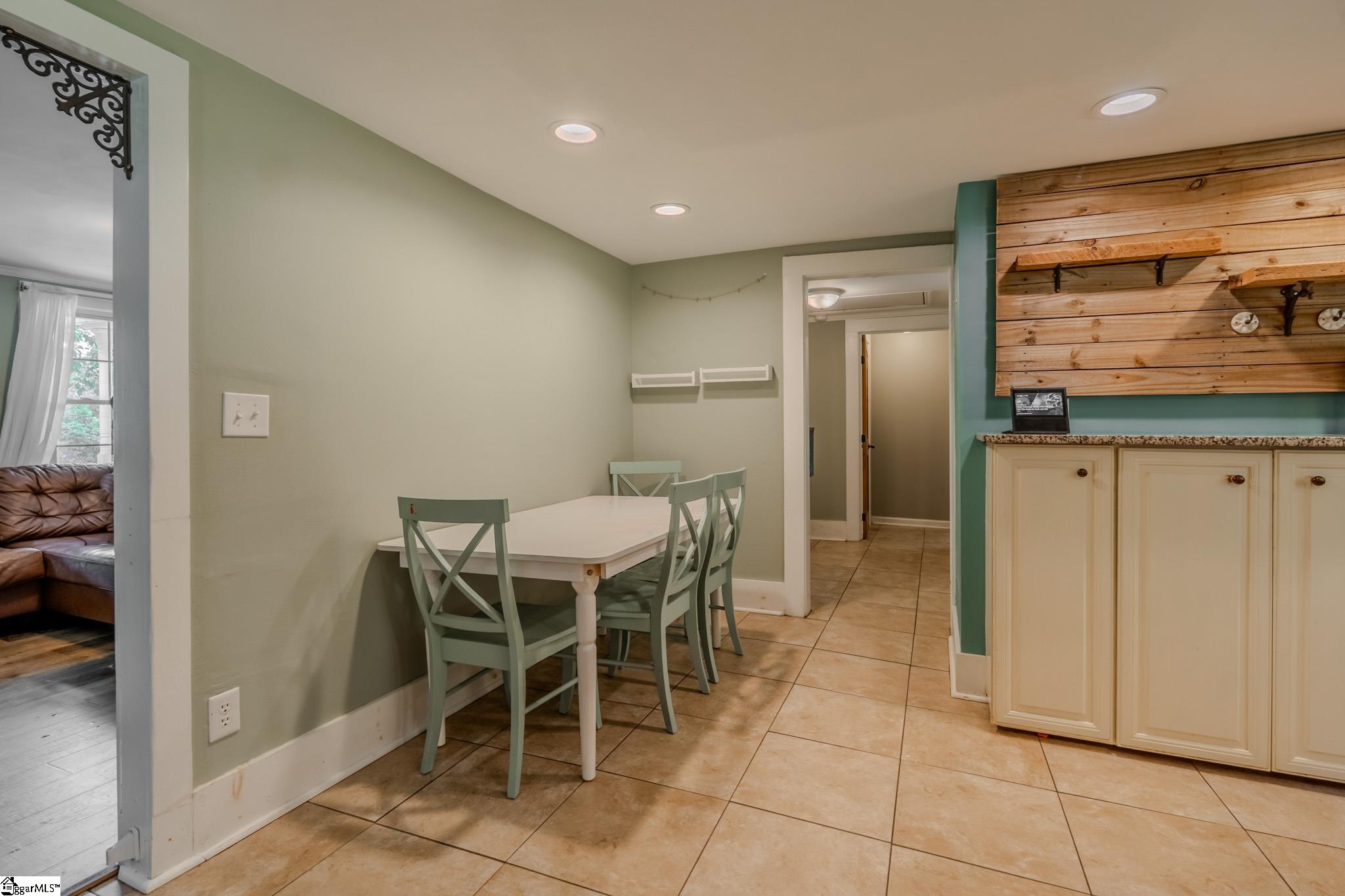 813 E Main Street Taylors, SC 29687-5229