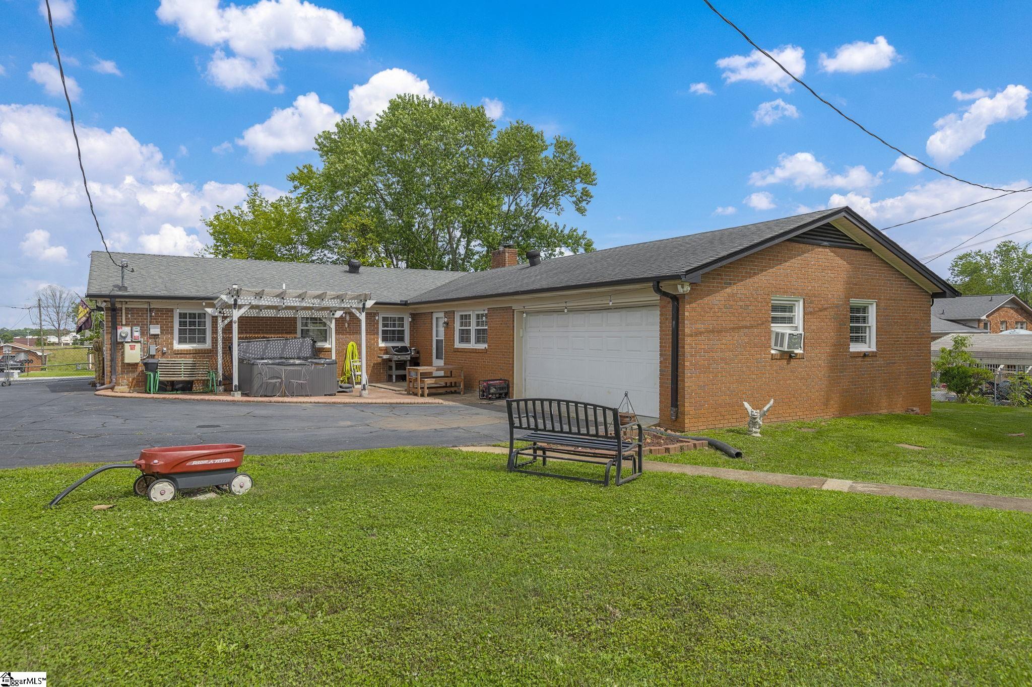 208 Kenneth Drive Boiling Springs, SC 29316