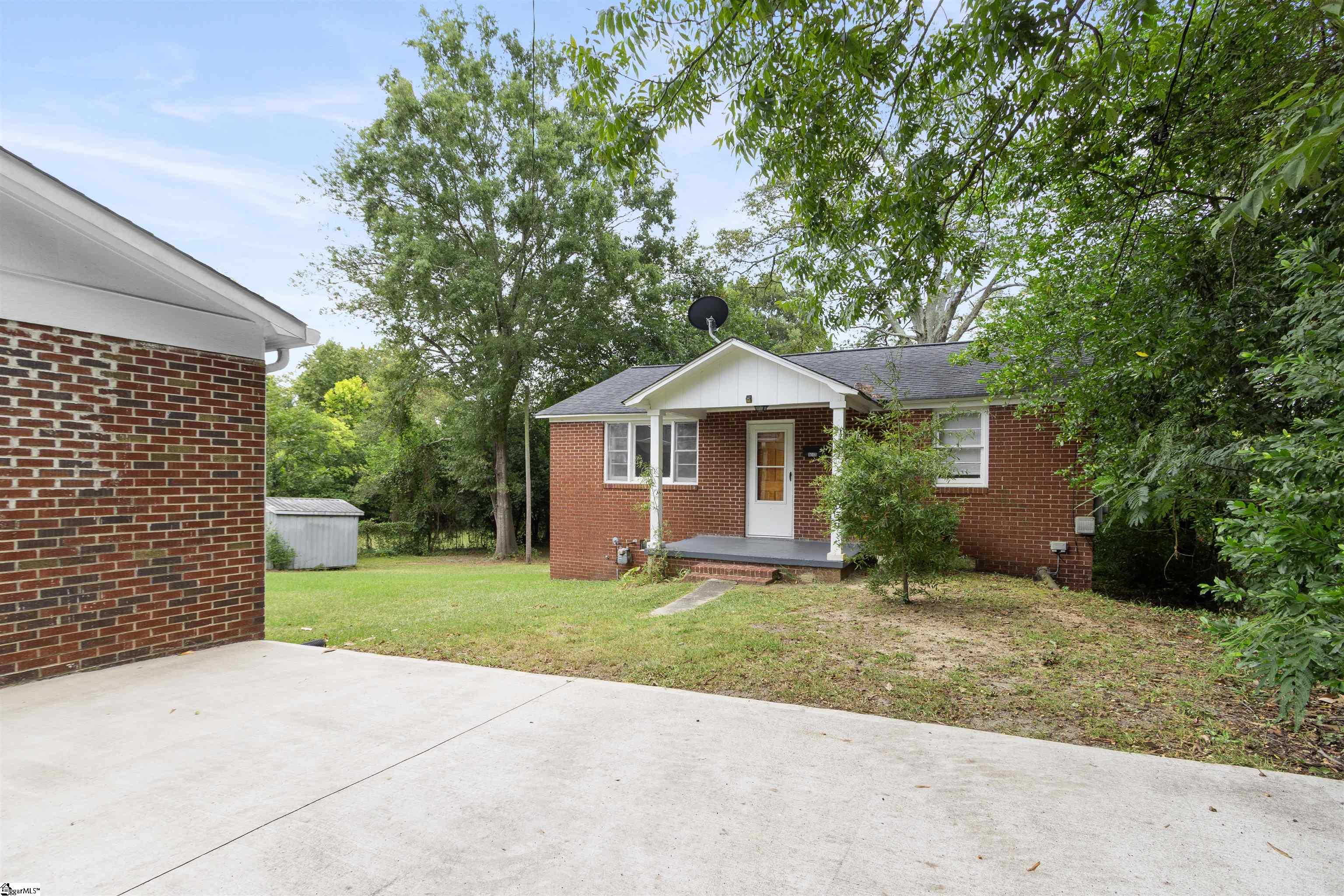 509 W Carolina Avenue Clinton, SC 29325