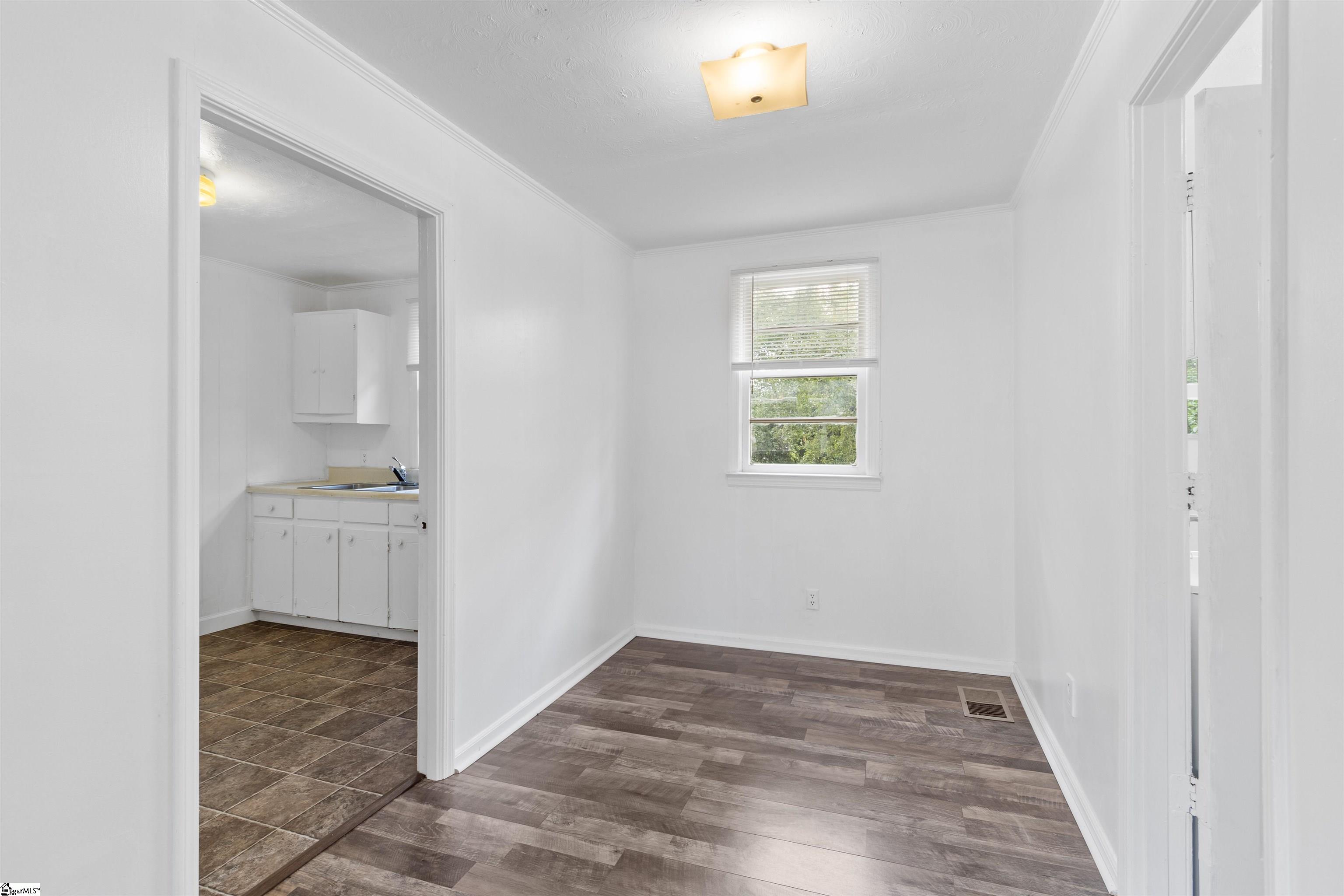 509 W Carolina Avenue Clinton, SC 29325