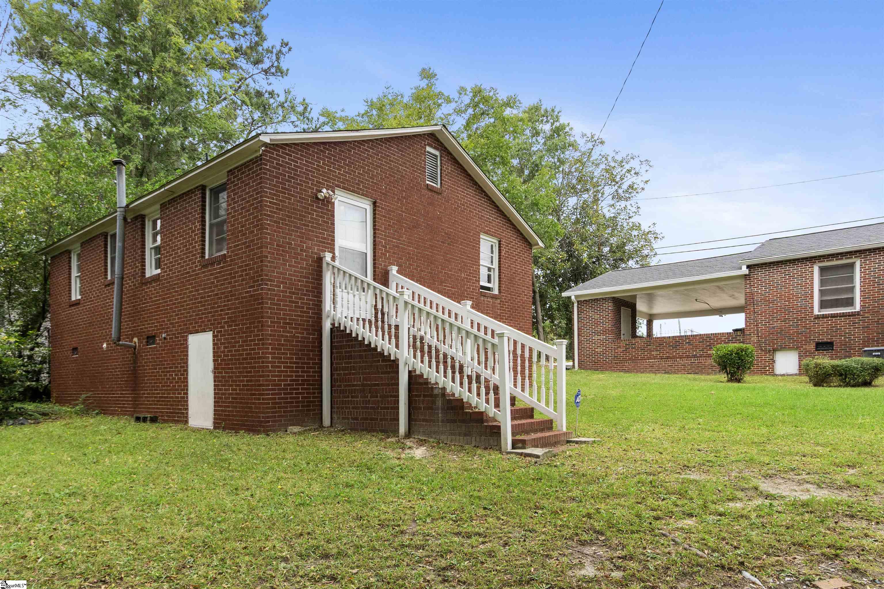 509 W Carolina Avenue Clinton, SC 29325
