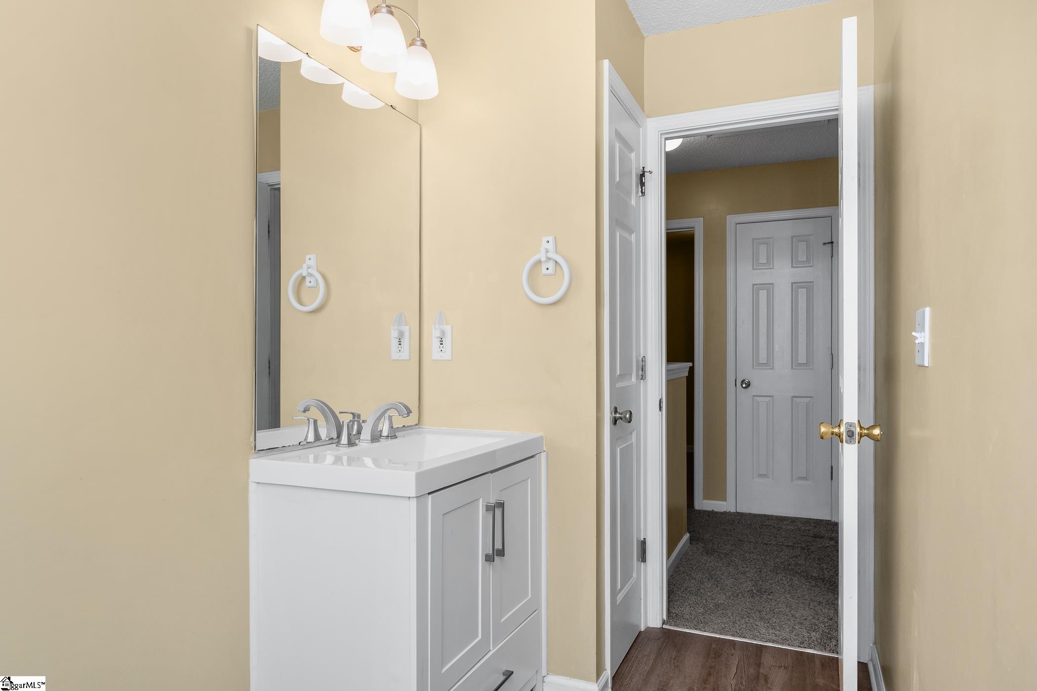 32 Border Avenue Simpsonville, SC 29680-7387