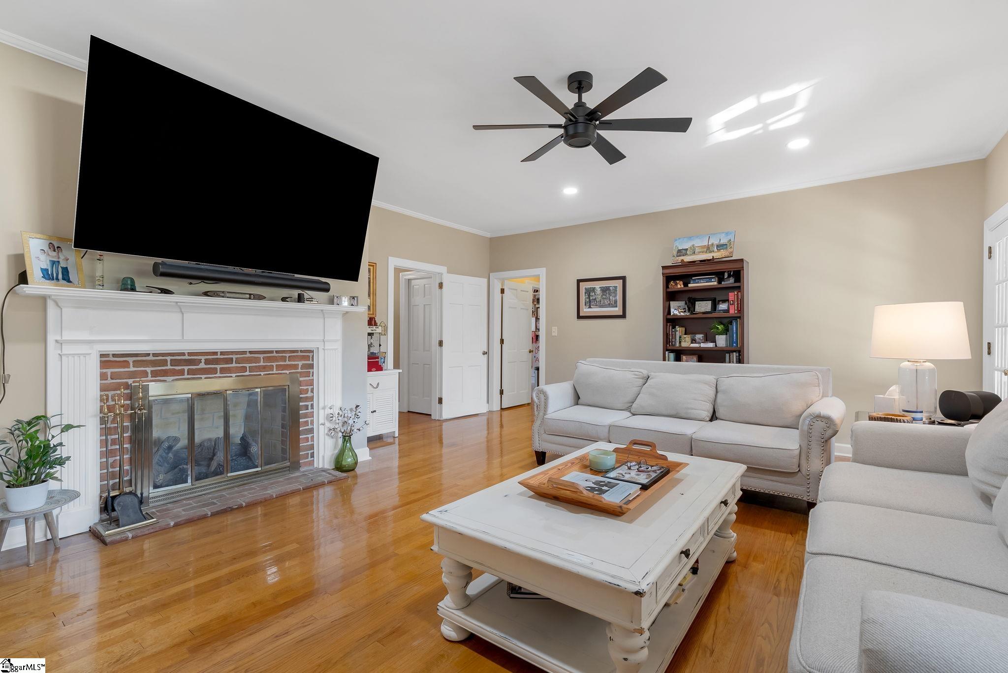 307 S. Broad Street Clinton, SC 29325