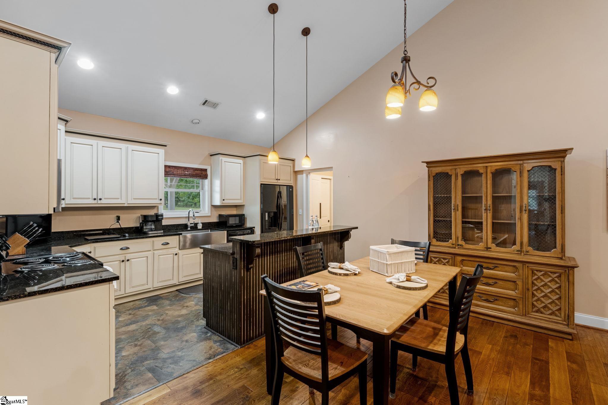 35 Villa Court Hartwell, GA 30643