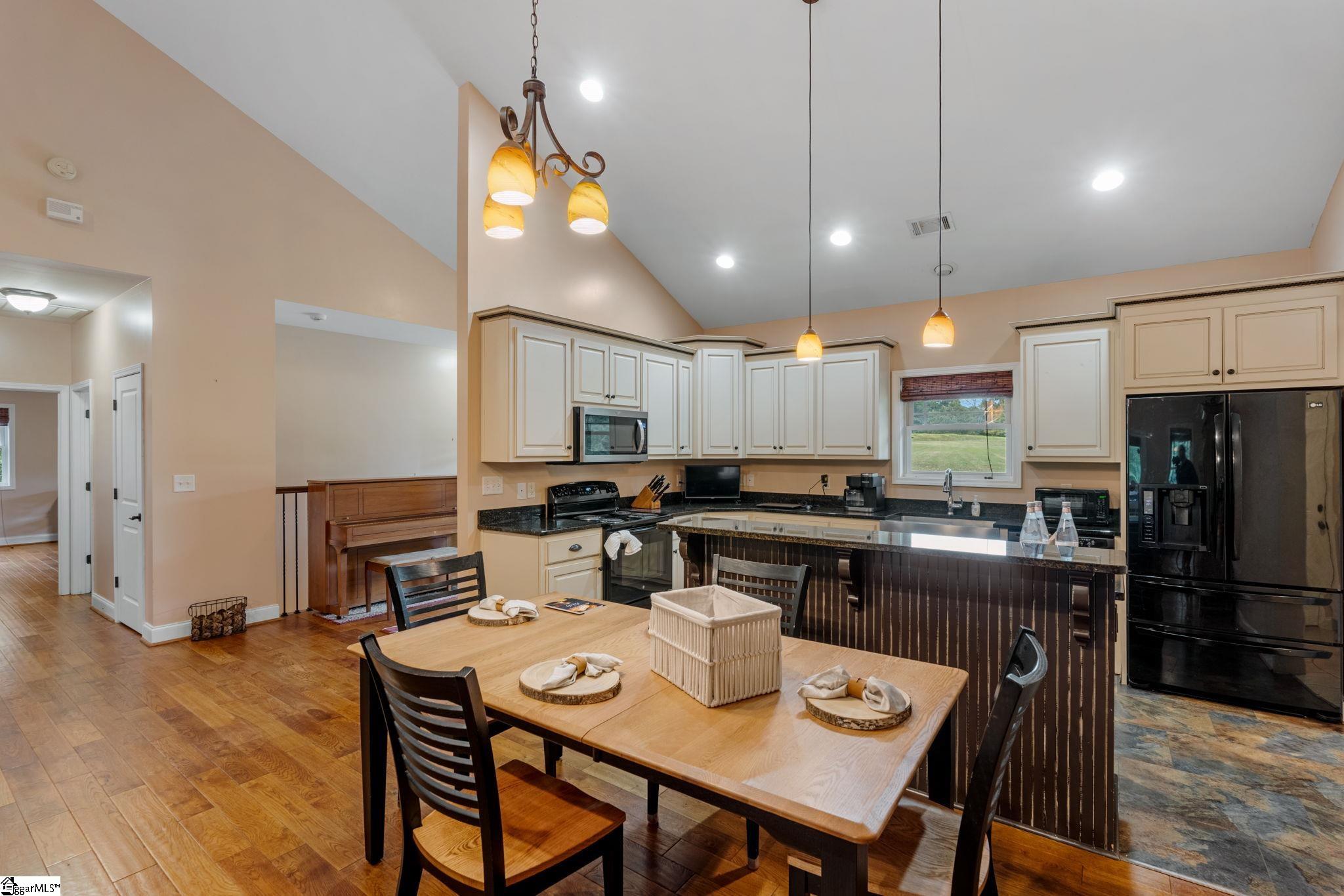 35 Villa Court Hartwell, GA 30643