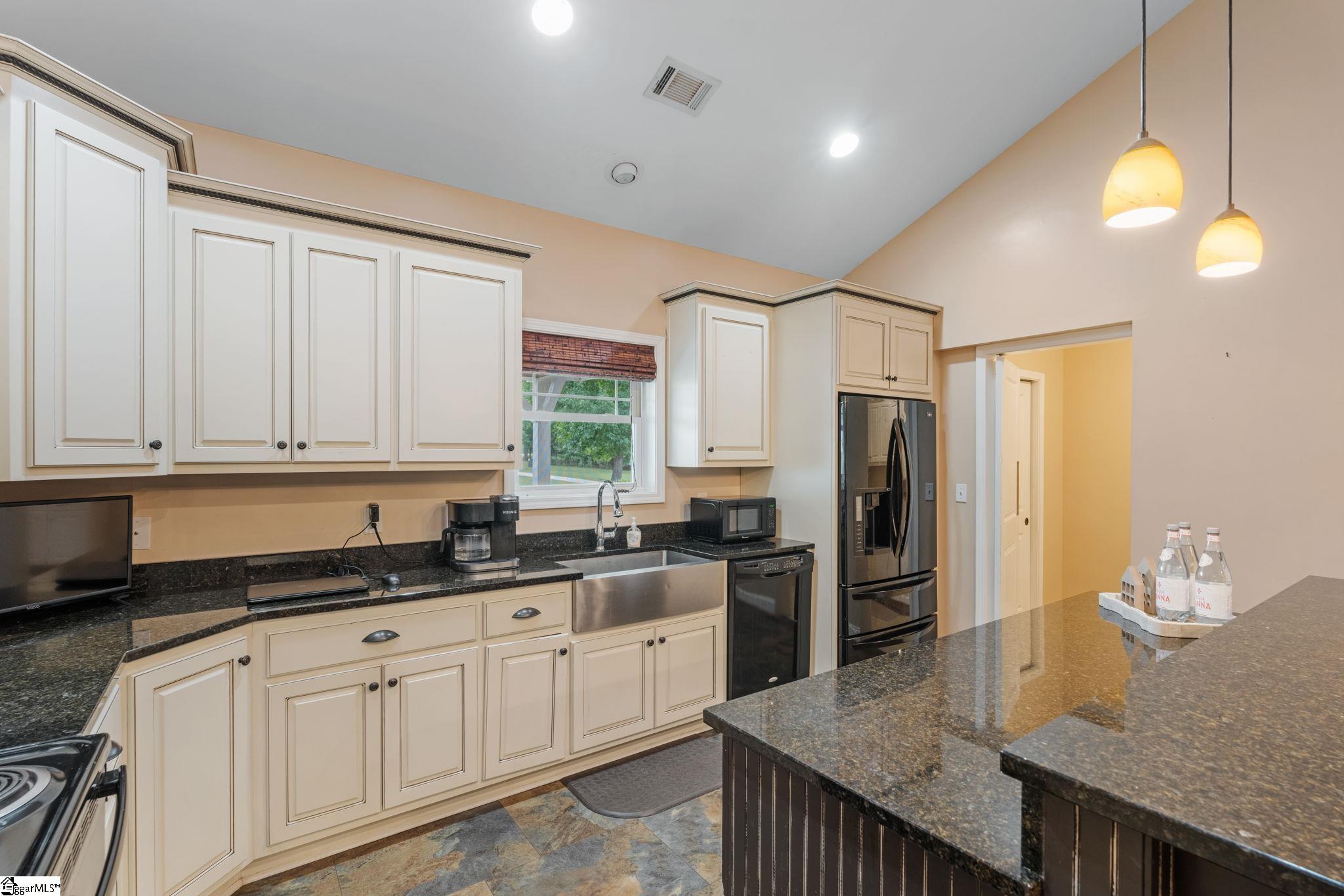 35 Villa Court Hartwell, GA 30643