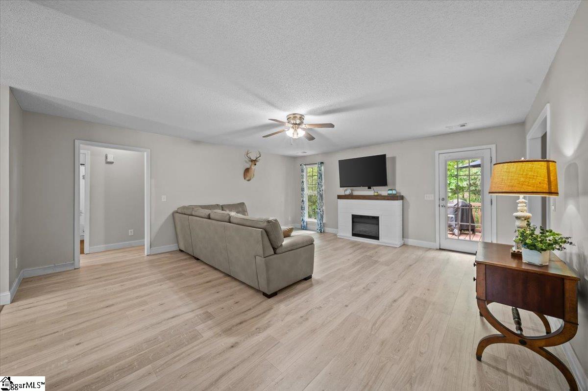 108 W Peninsula Drive Laurens, SC 29360