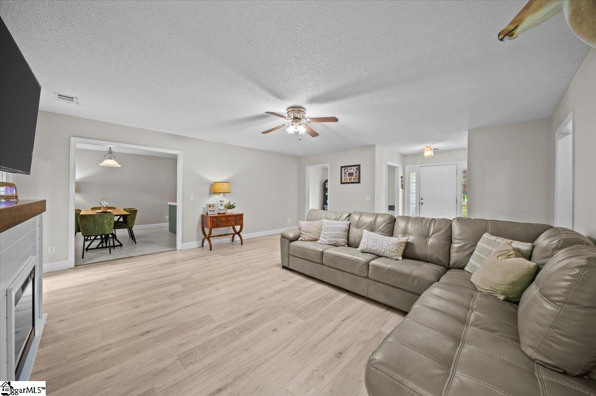 108 W Peninsula Drive Laurens, SC 29360