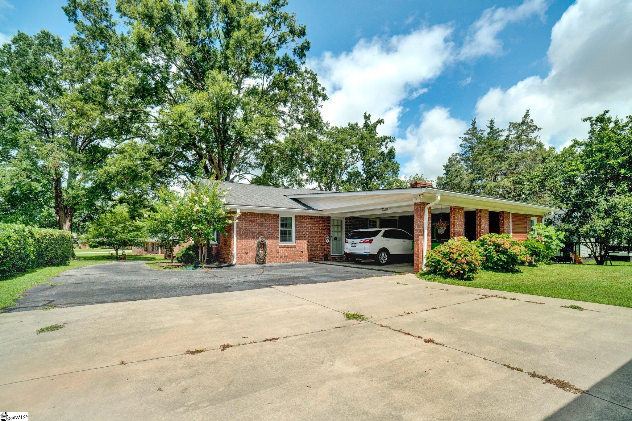 Homes for sale in Clinton, SC | 213 Missallie Dr, Clinton, SC 29325 | MLS# 1573475