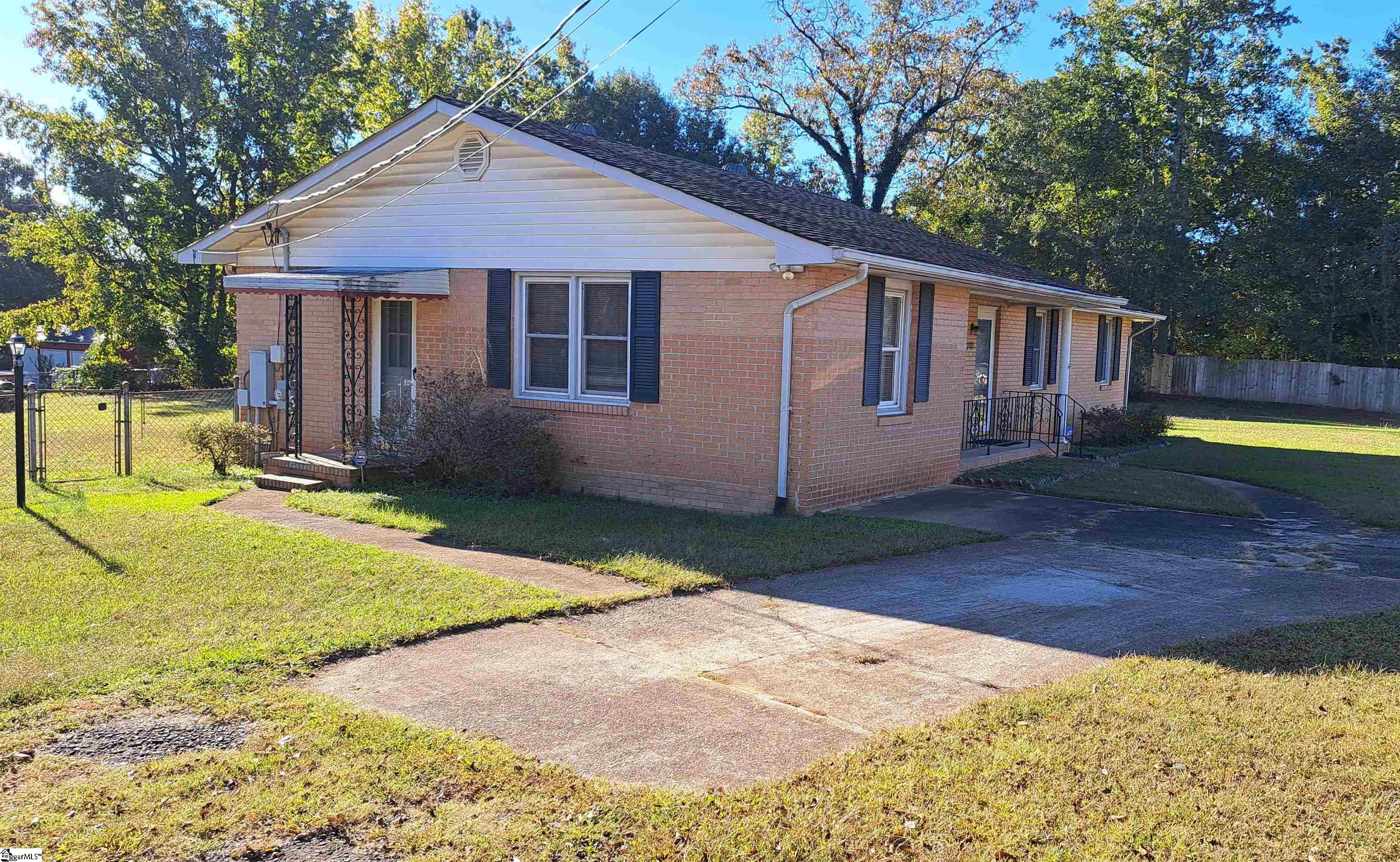 Homes for sale in Greenville, SC | 707 Staunton Bridge Rd, Greenville, SC 29611 | MLS# 1577245