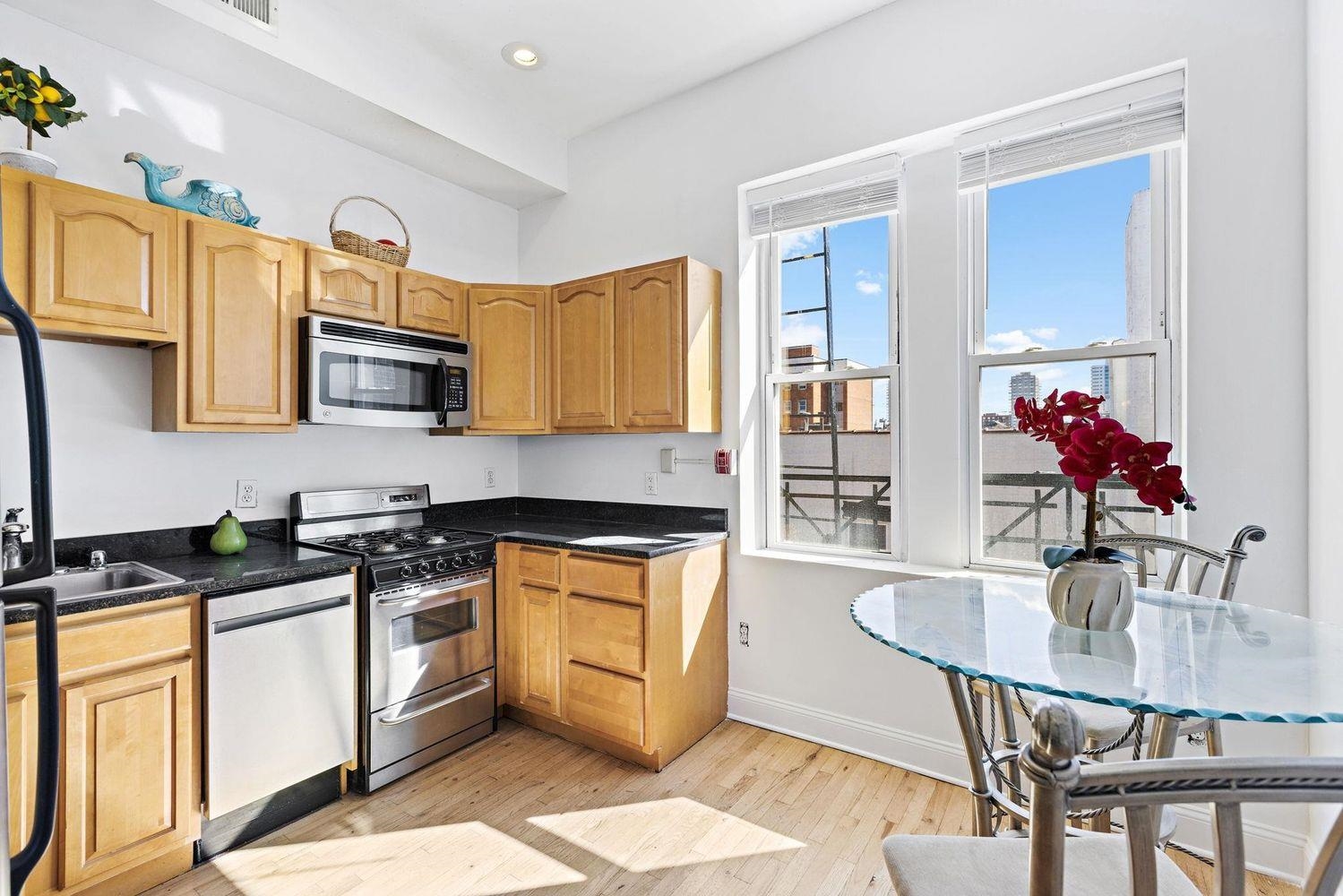 231 GRAND ST Unit: 5R