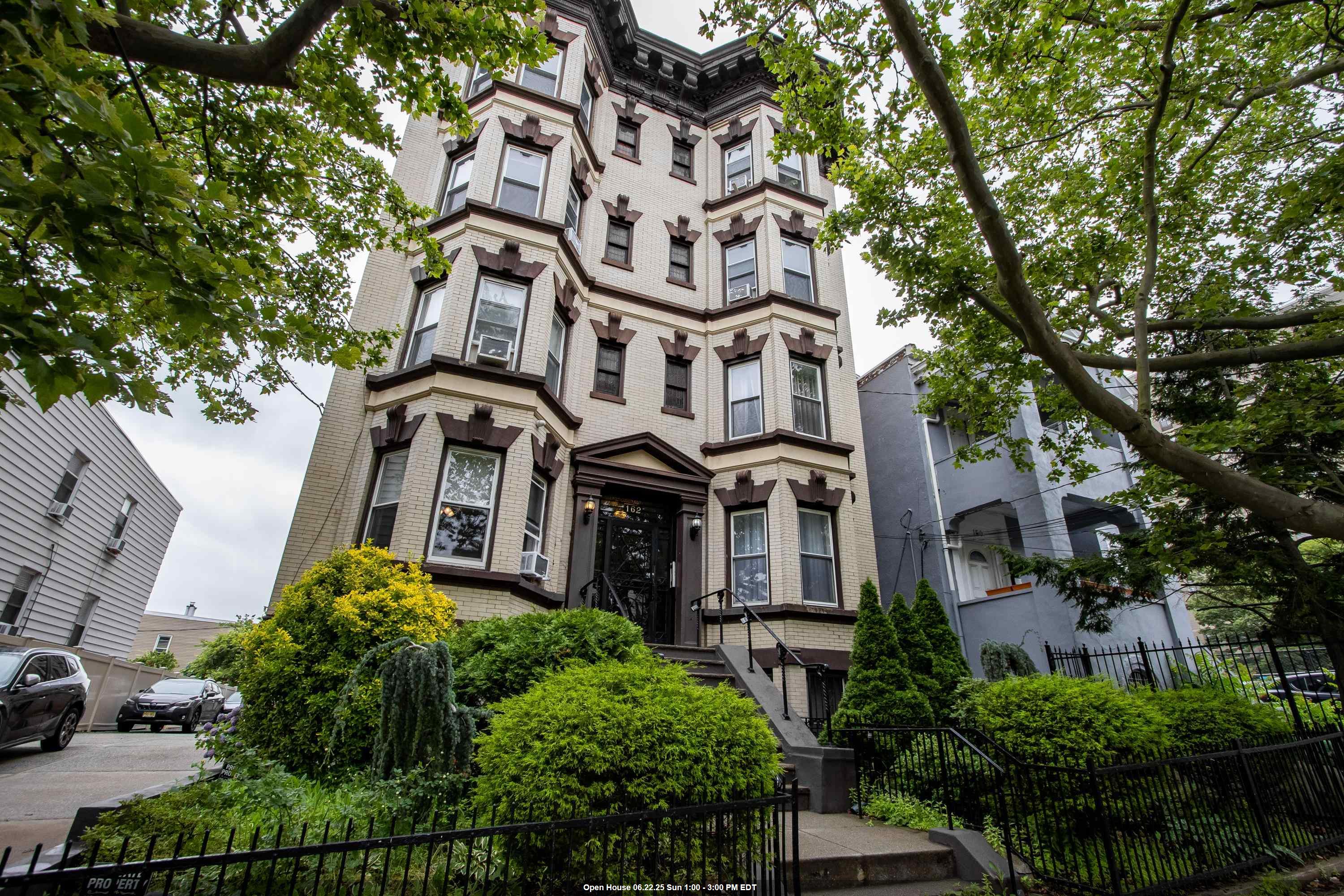 162 FAIRVIEW AVE Unit: 8