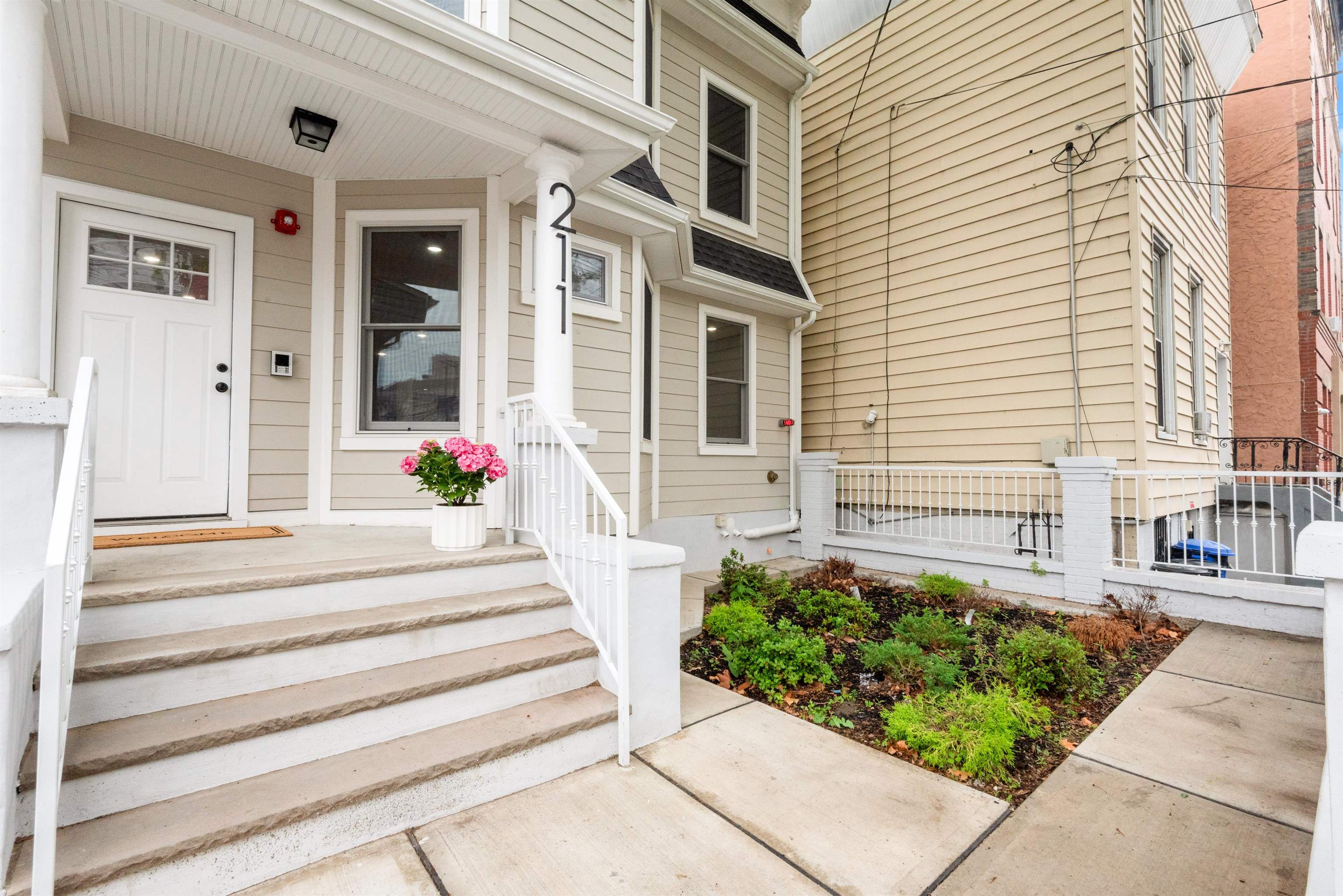 211 SUMMIT AVE Unit: 2