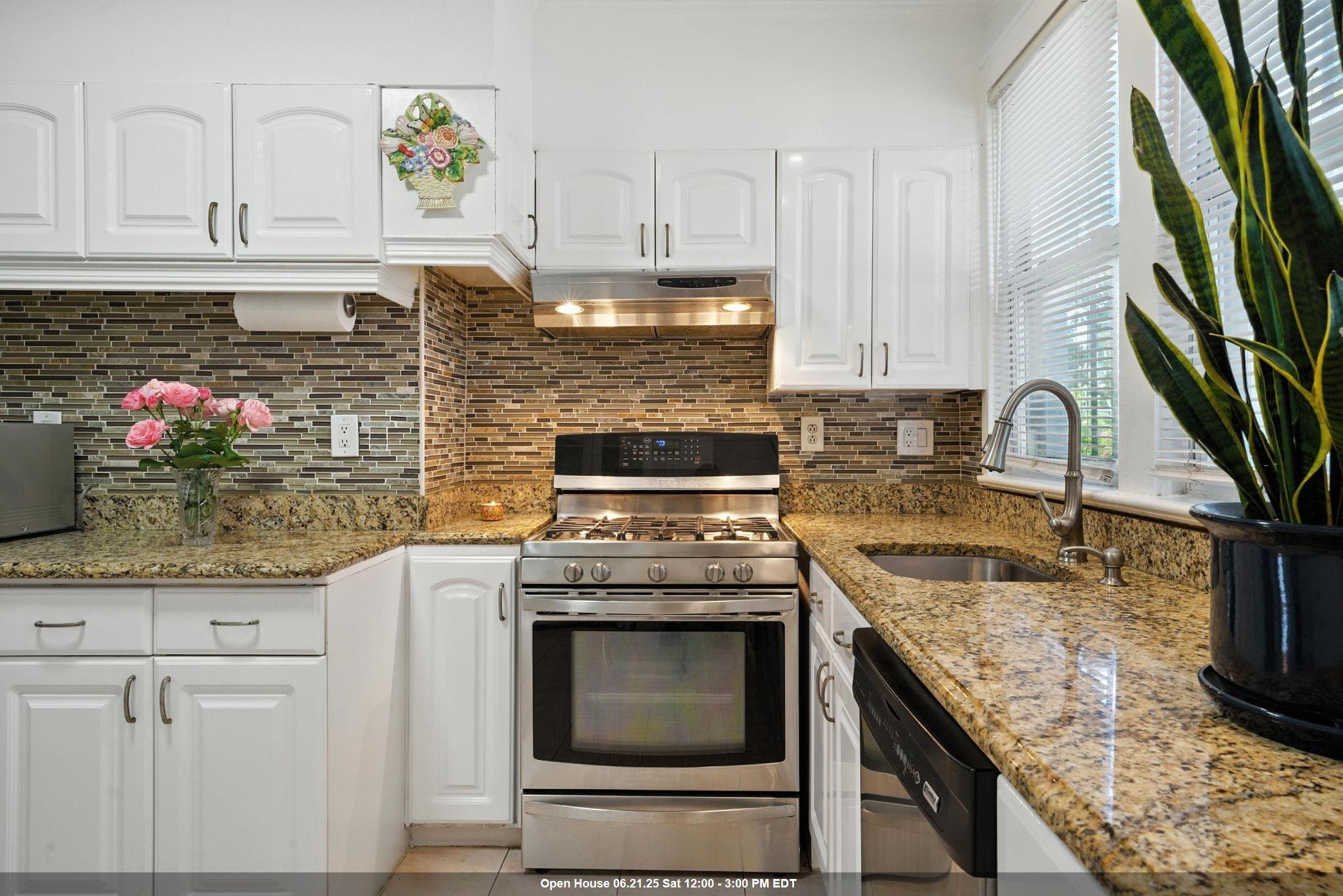 18 LAIDLAW AVE