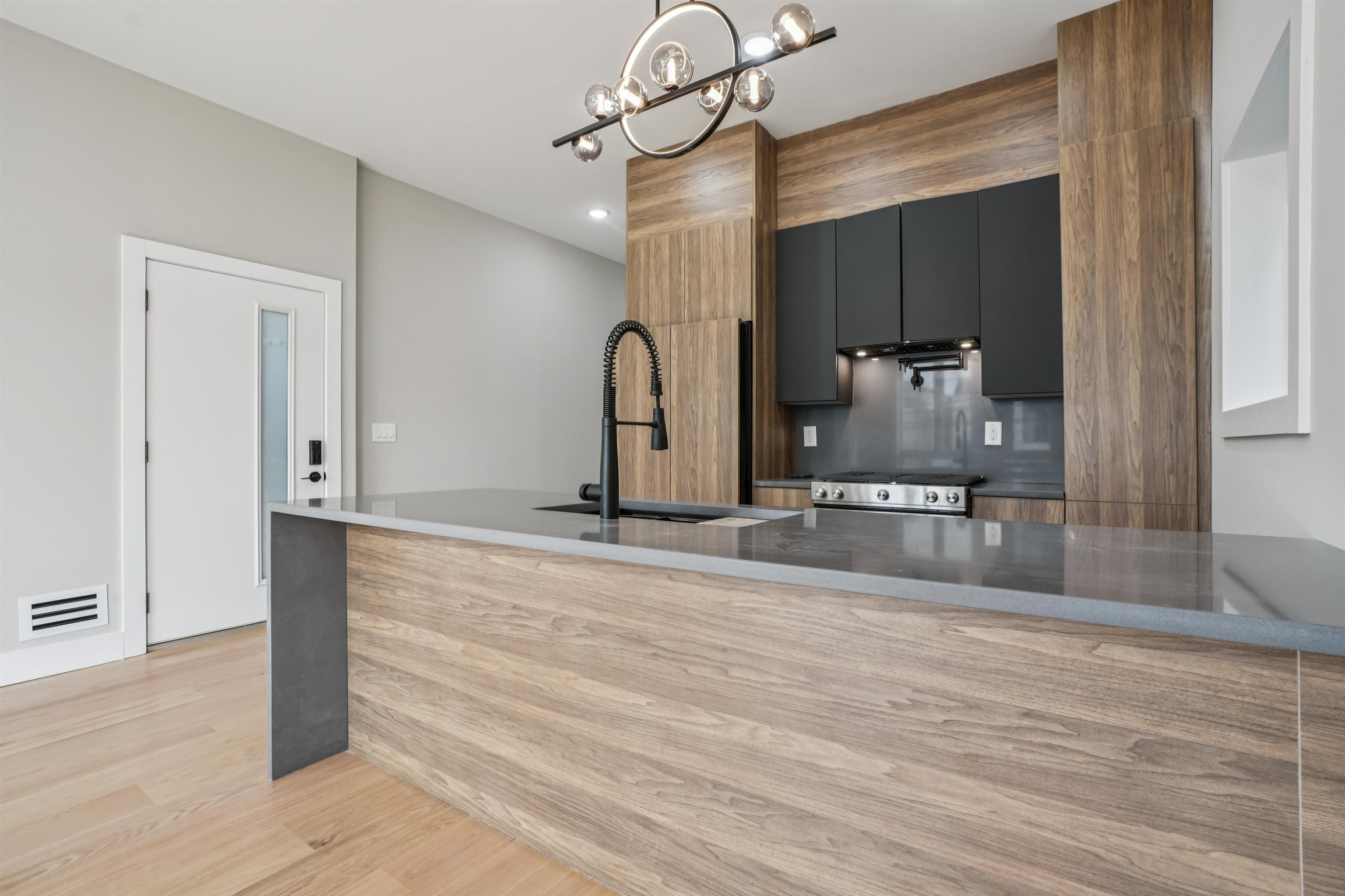 68 THORNE ST Unit: 1