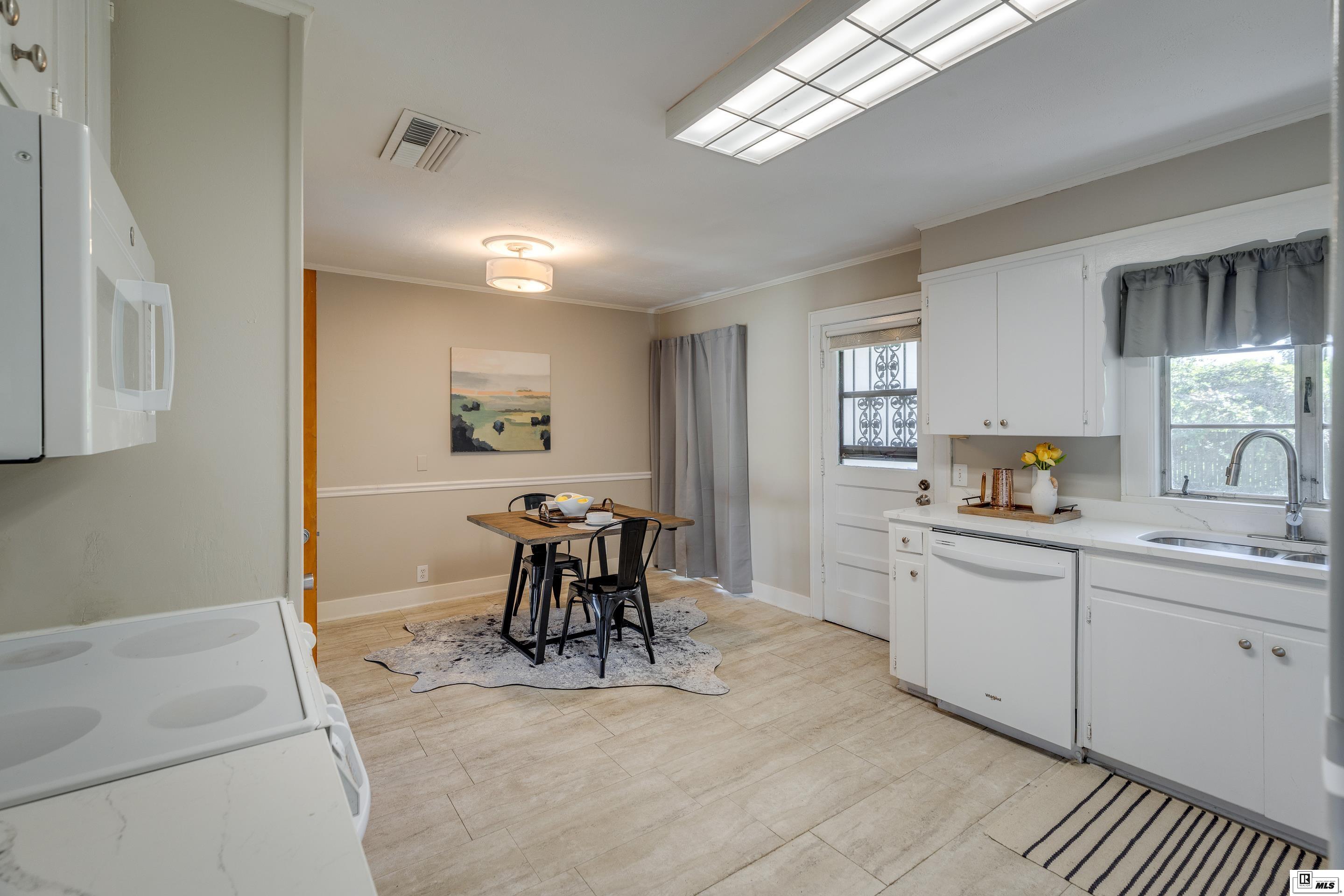 906 Downey Lane