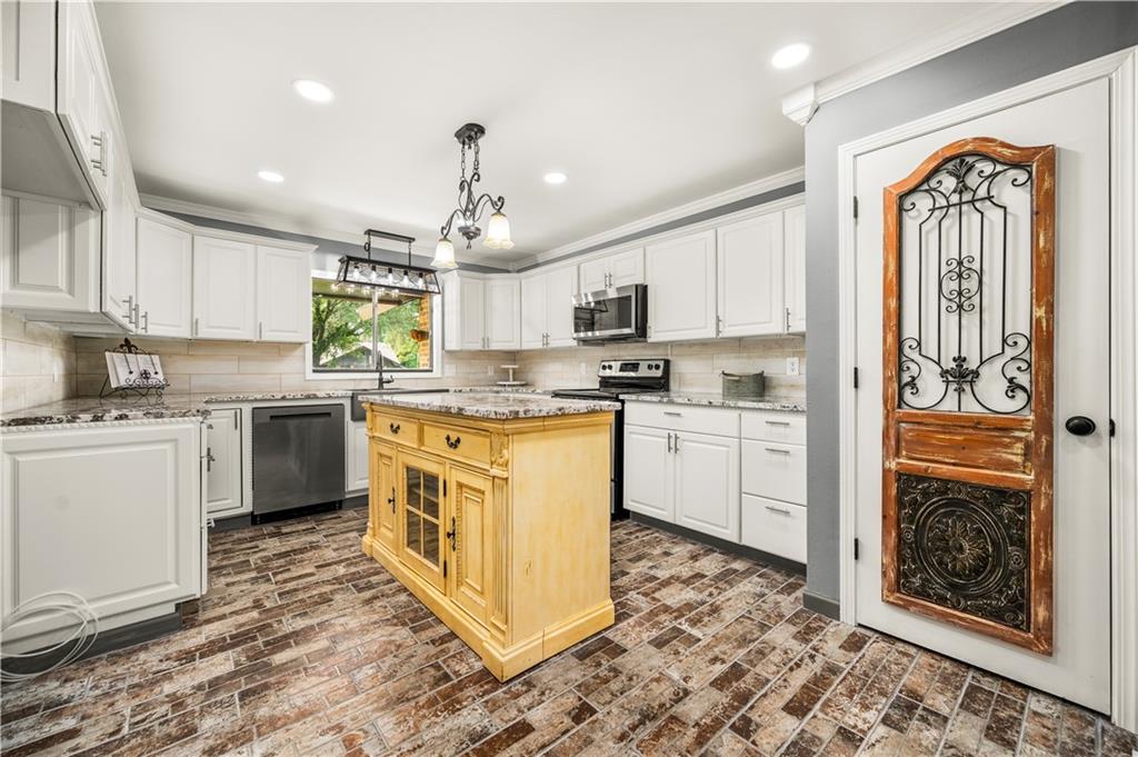 Homes for sale in Pineville, LA | 4410 Walden Dr, Pineville, LA 71360 | MLS# CN2510101