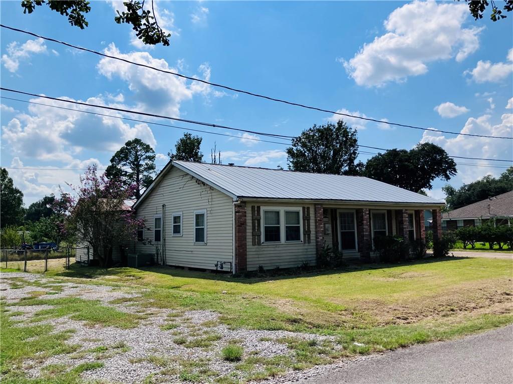 Homes for sale in Marksville, LA | 120 E Barbin Street, Marksville, LA 71351 | MLS# CN2518031