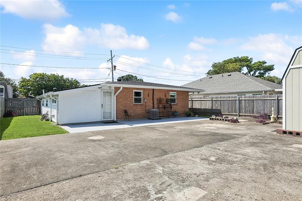 Homes for sale in Metairie, LA | 405 Lake Avenue, Metairie, LA 70005 | MLS# NO2519769
