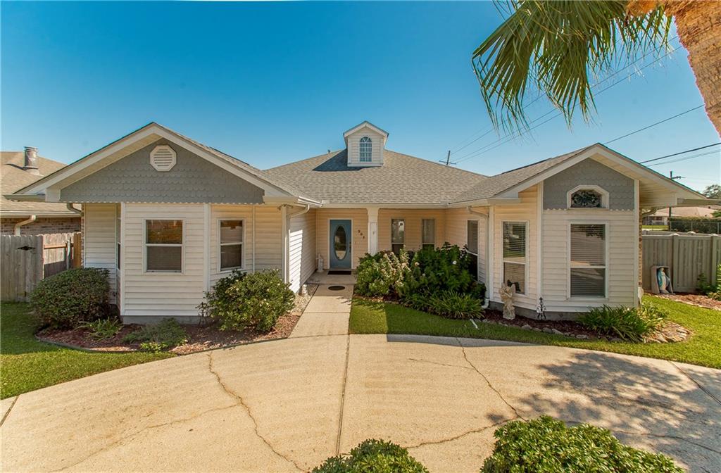 Homes for sale in Harahan, LA | 201 Colonial Club Dr, Harahan, LA 70123 | MLS# NO2526902