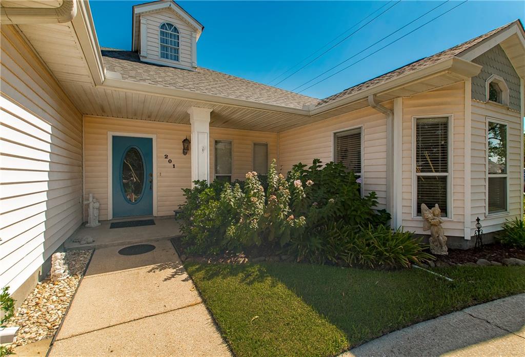 Homes for sale in Harahan, LA | 201 Colonial Club Dr, Harahan, LA 70123 | MLS# NO2526902