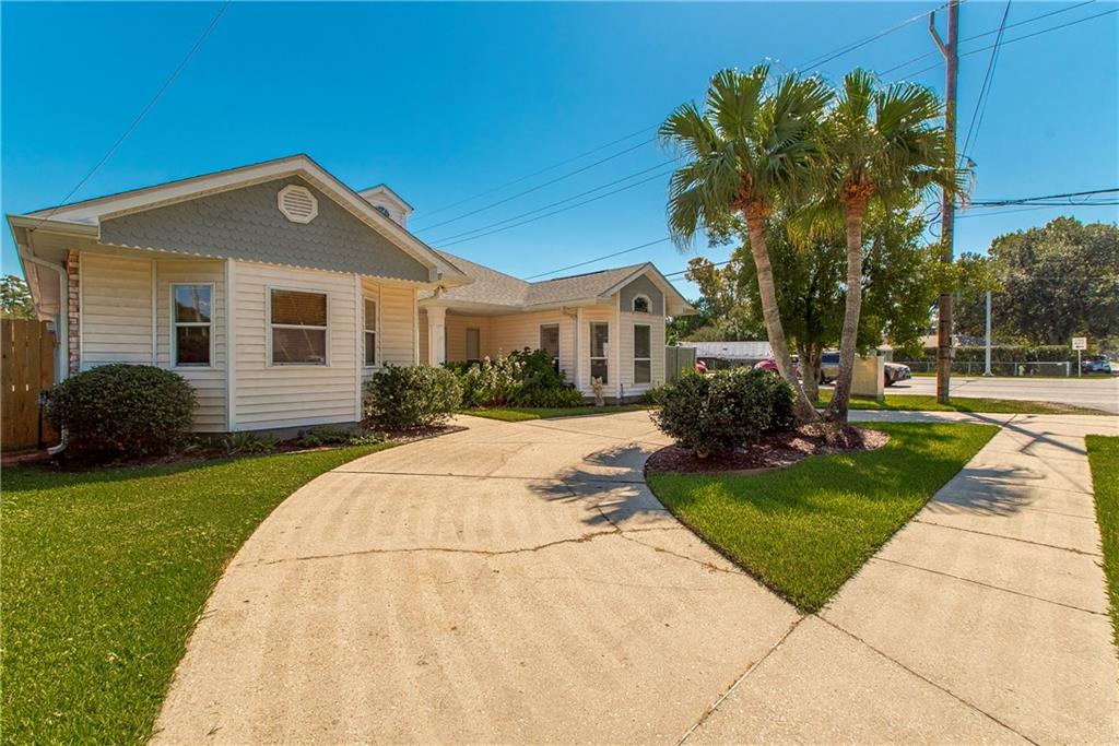 Homes for sale in Harahan, LA | 201 Colonial Club Dr, Harahan, LA 70123 | MLS# NO2526902