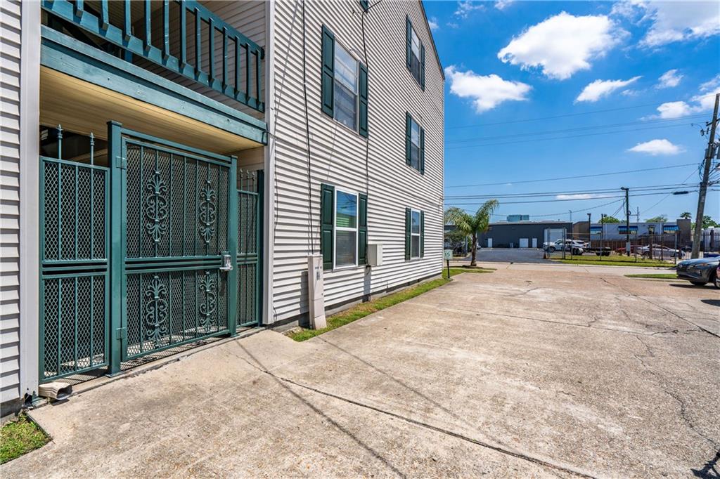 Homes for sale in Metairie, LA | 2330 Edenborn Avenue #301, Metairie, LA 70001 | MLS# NO2527105
