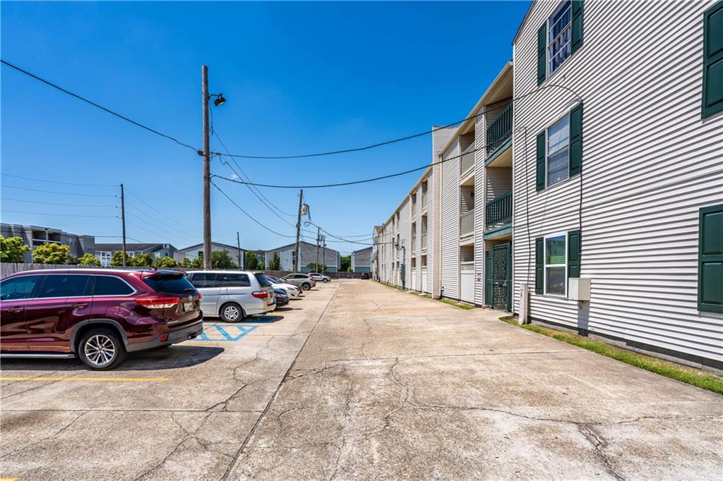 Homes for sale in Metairie, LA | 2330 Edenborn Avenue #301, Metairie, LA 70001 | MLS# NO2527105