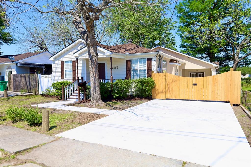 Homes for sale in Gretna, LA | 2205 Claire Avenue, Gretna, LA 70053 | MLS# NO2527418