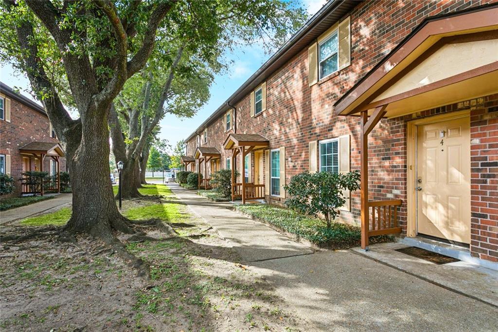 Homes for sale in Kenner, LA | 1725 Newport Pl #4, Kenner, LA 70065 | MLS# NO2529496