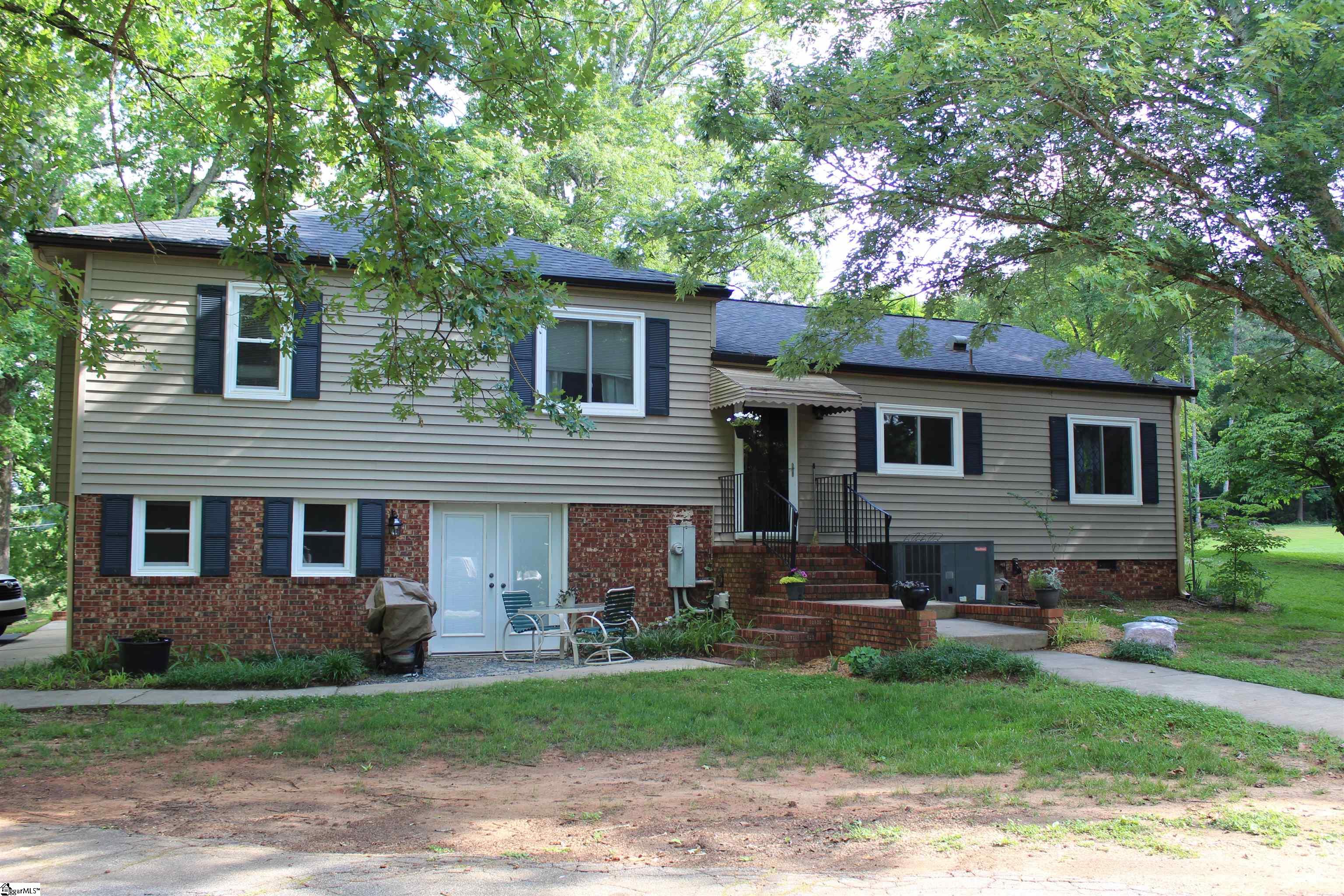 196 E Lake Drive, Laurens SC 29360